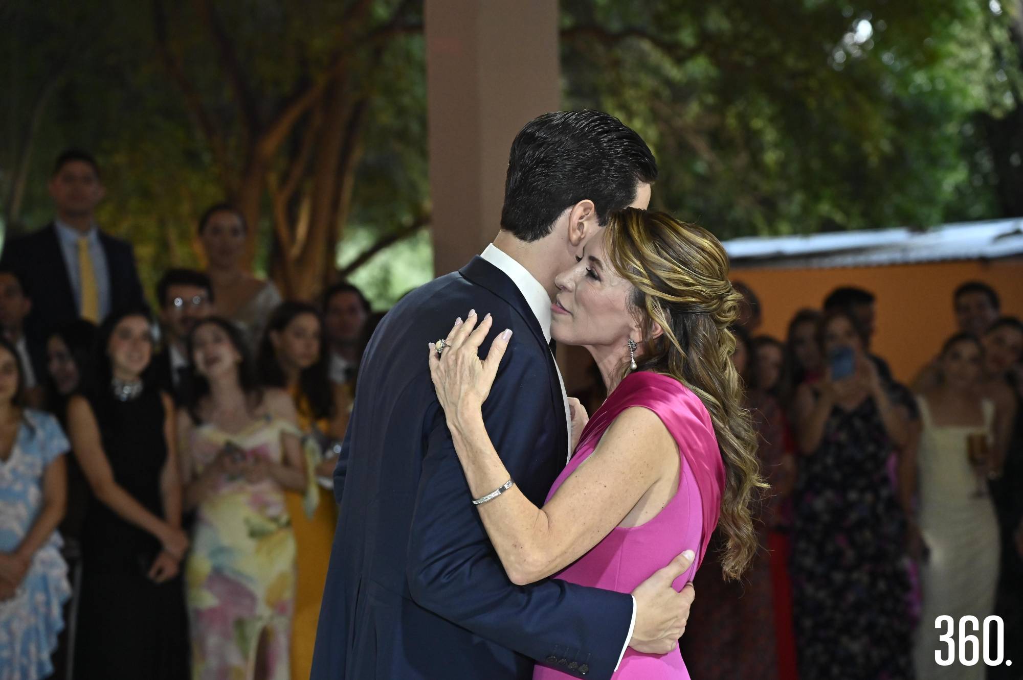 $!Juan Pablo bailó con su mamá.