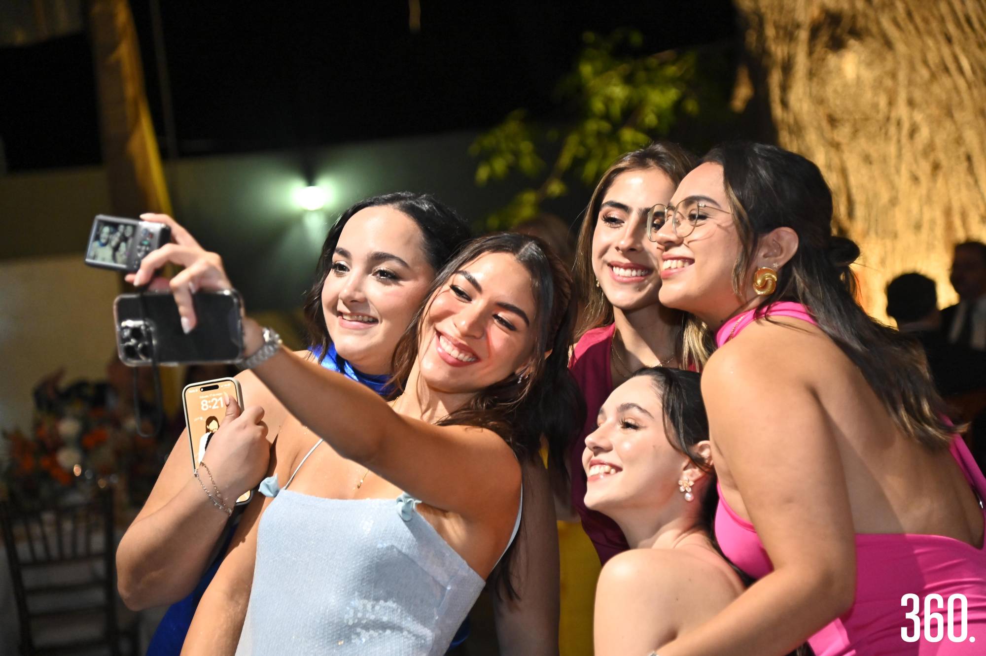 $!Las invitadas aprovecharon para tomarse una ‘selfie’.