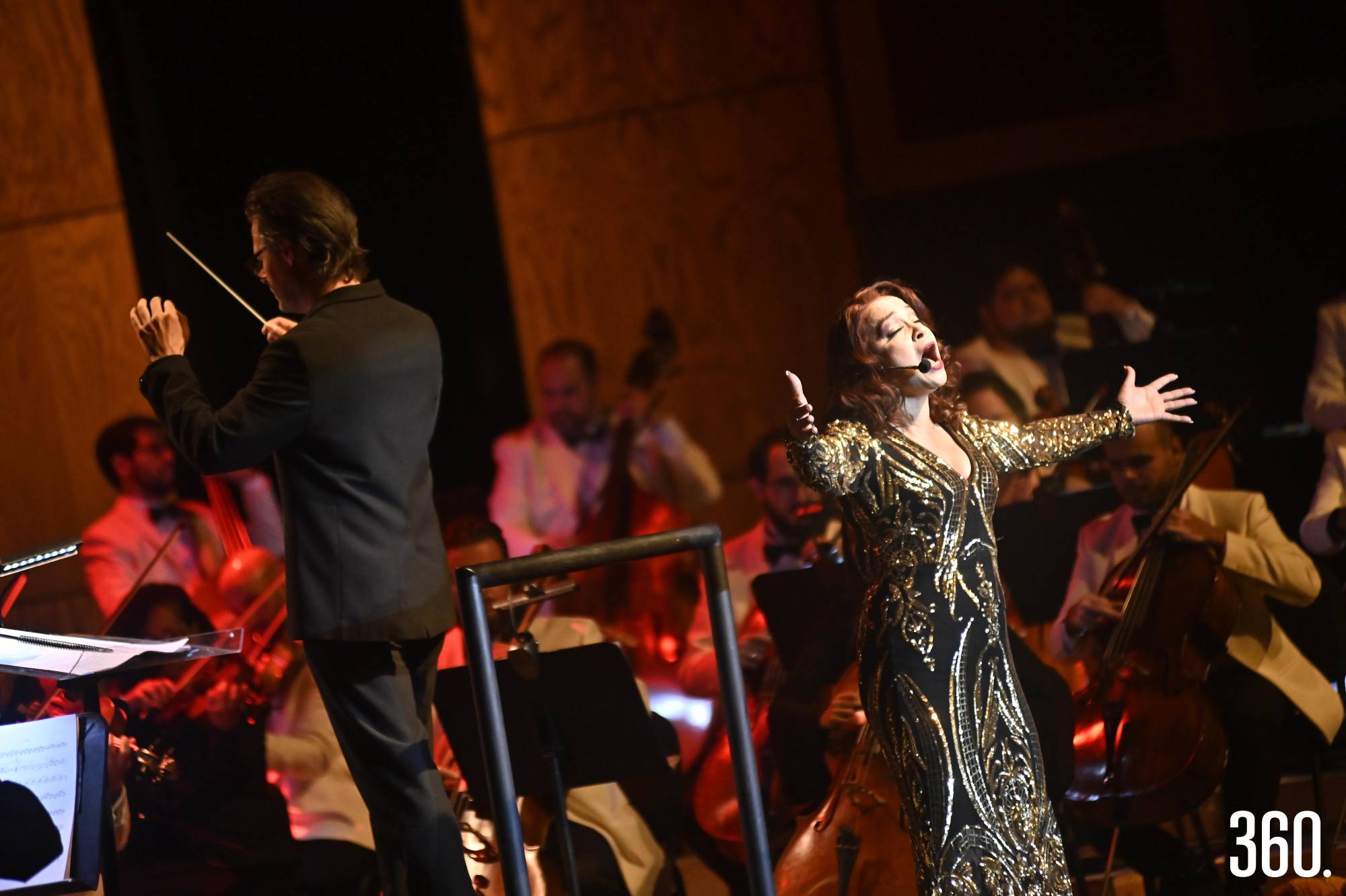 $!Claudia Gutiérrez, voz y alma del espectáculo guió al público en el emotivo musical.