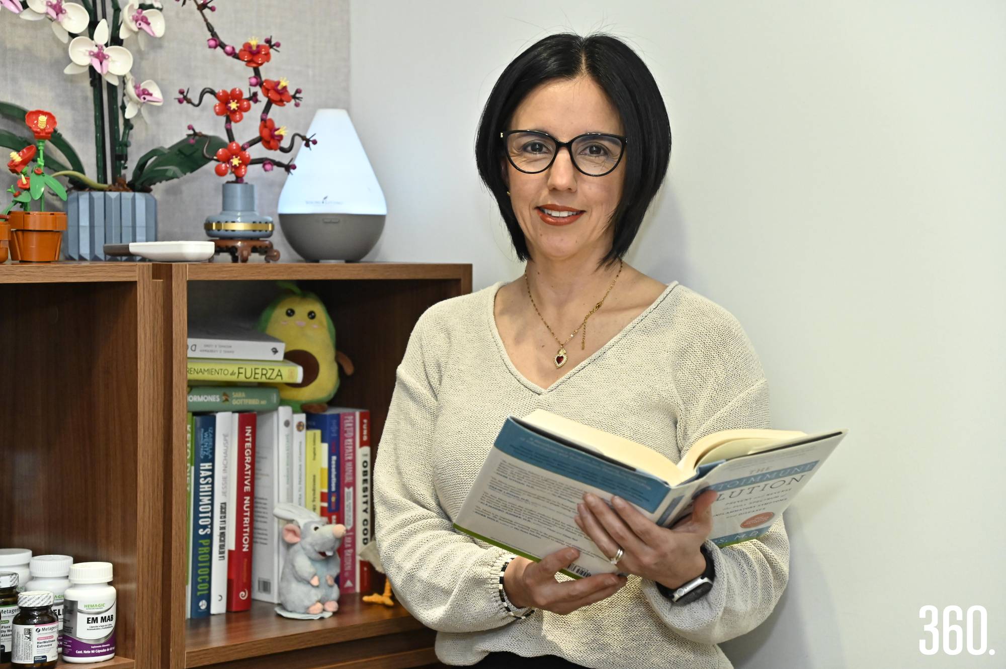 $!Desde su consultorio, Caro Arizabalo acompaña a sus pacientes a leer las señales del cuerpo y atender la raíz de sus desequilibrios.