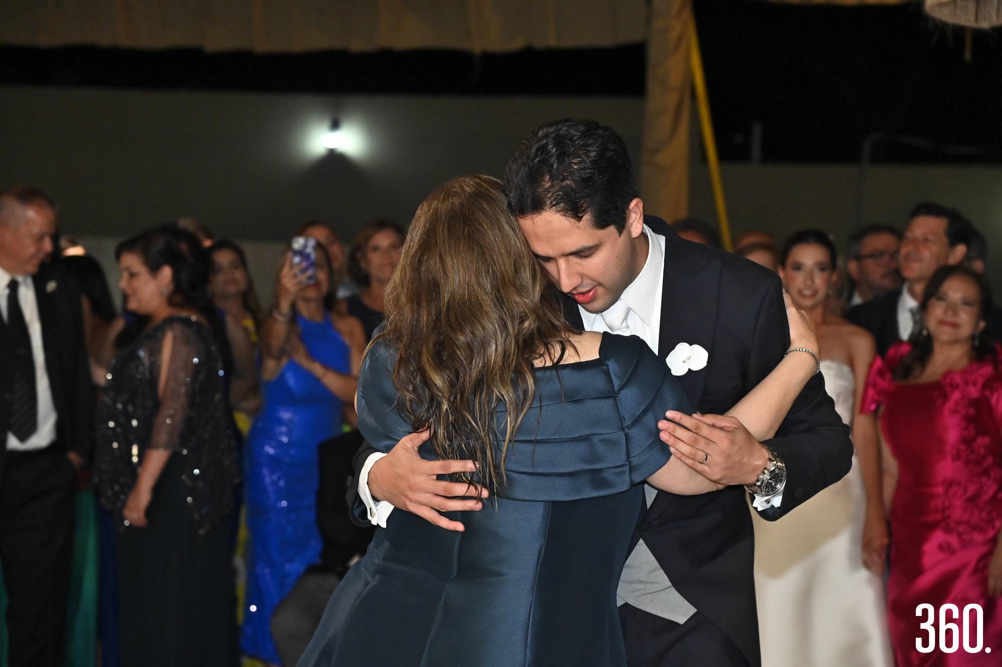 $!Ernesto bailó con su mamá, Julieta Torres.