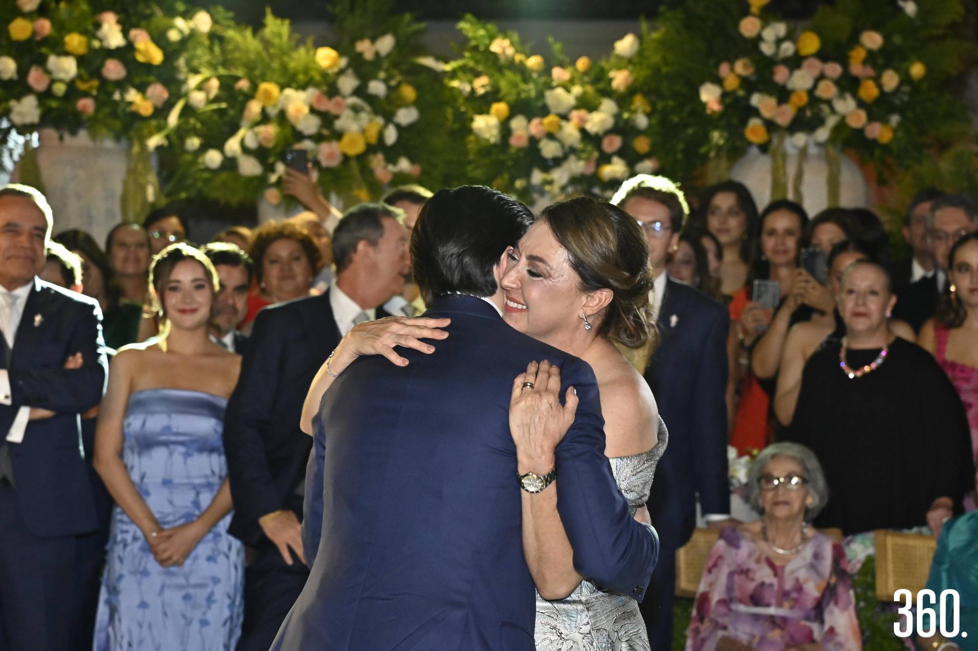 $!Daniel en un emotivo baile con su mamá.