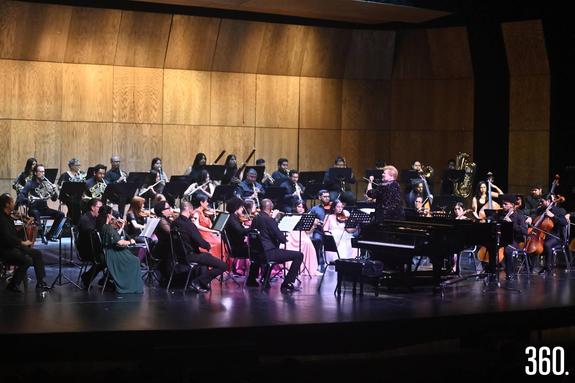 $!La OMSA, ofreció un programa que incluyó el estreno en México de la Sinfonía no. 4 de Emilie Mayer.
