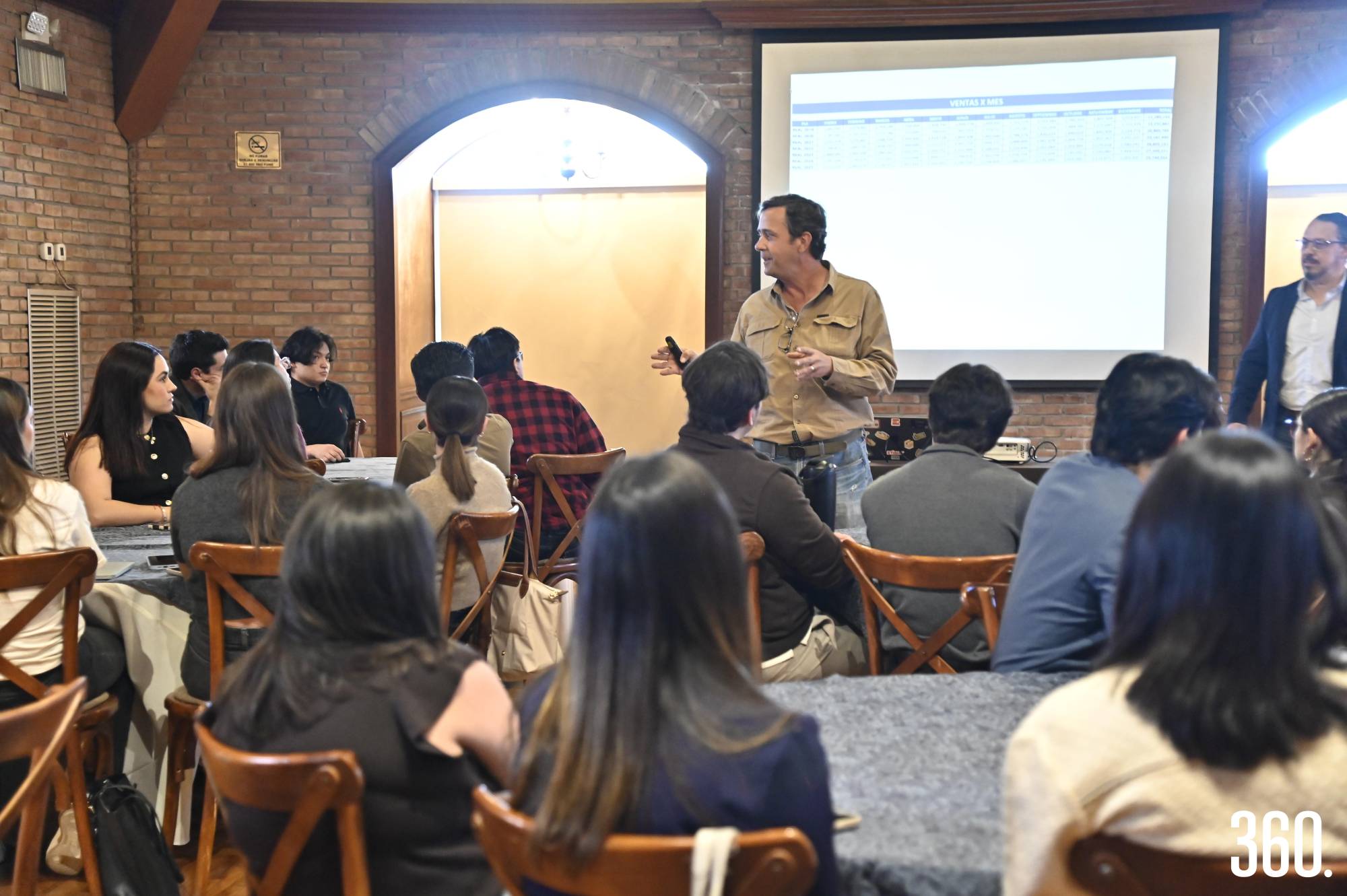 $!Juan Carlos Guerra presenta el caso ante los alumnos.