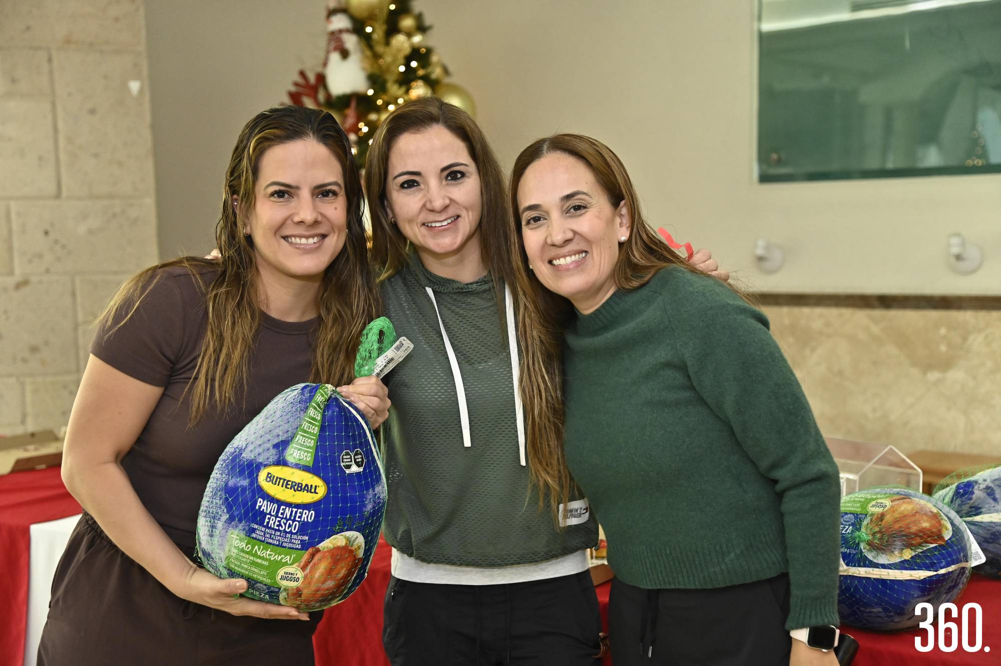 $!Gaby Bustillos, ganadora de un pavo.