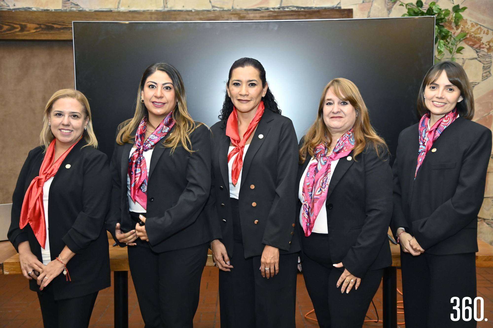$!Las nueves integrantes, Kristian Oliete de Suárez, Berenice Laguarda, Coco de Hoyos, Aída Magdalena Villaseñor y Gabriela Verástegui.