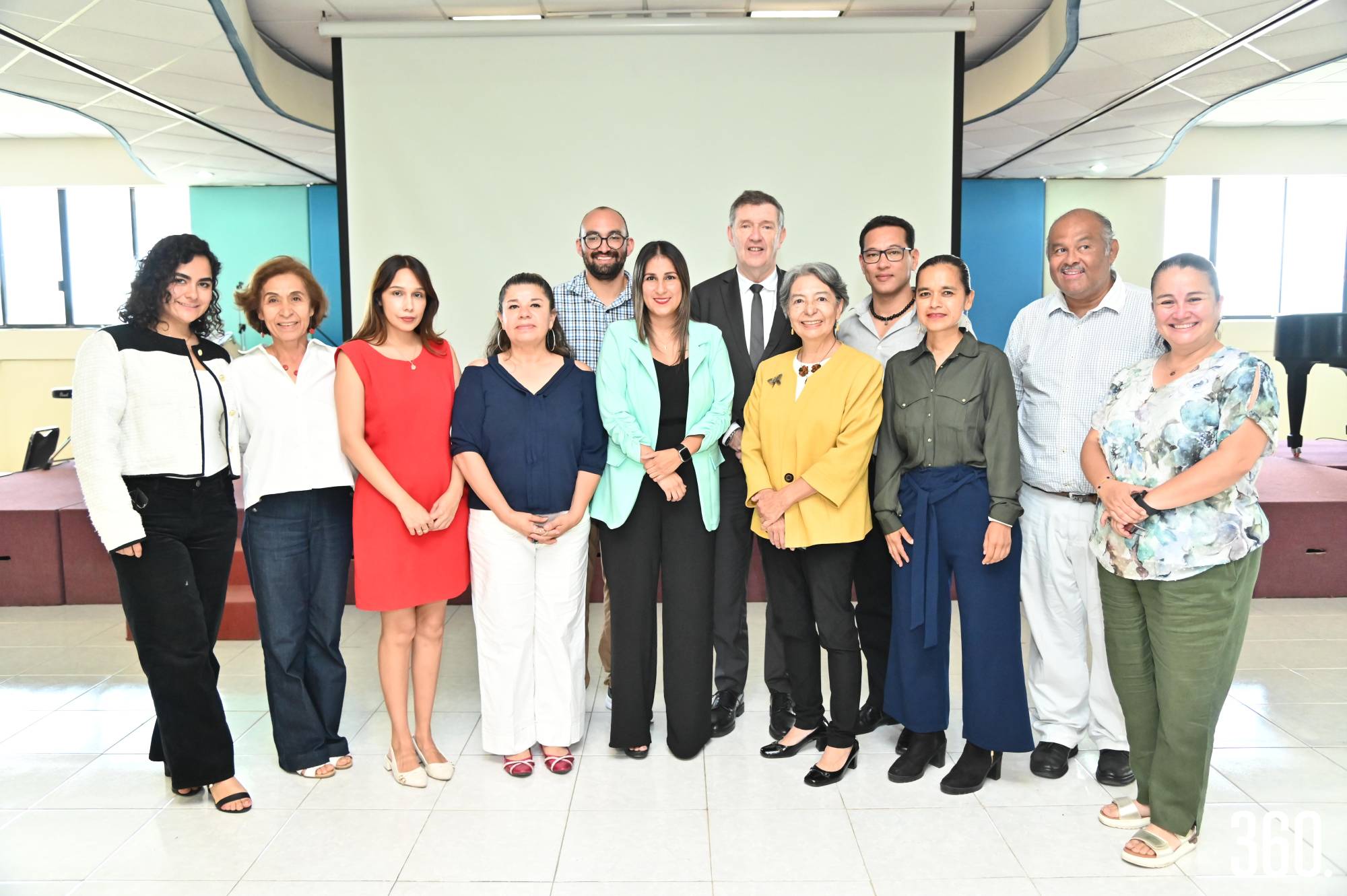 $!M. Pierre Raynaud y Aurora Bustillos Garfias acompañados de docentes de la Alianza Francesa de Saltillo.