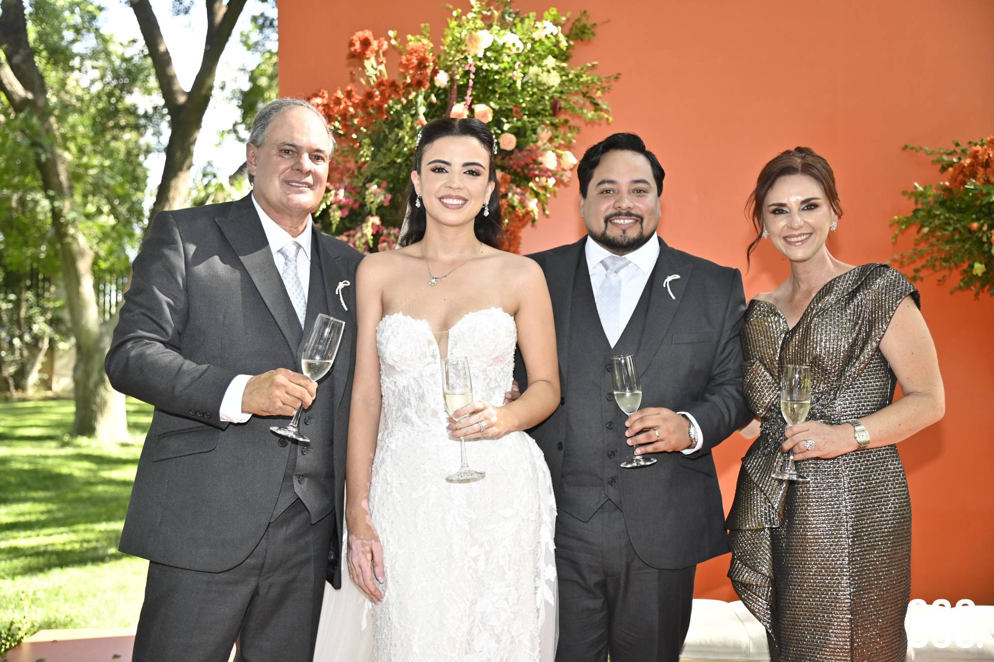 $!La pareja con los padres de la novia, Gerardo Rodríguez y Bárbara Salinas.