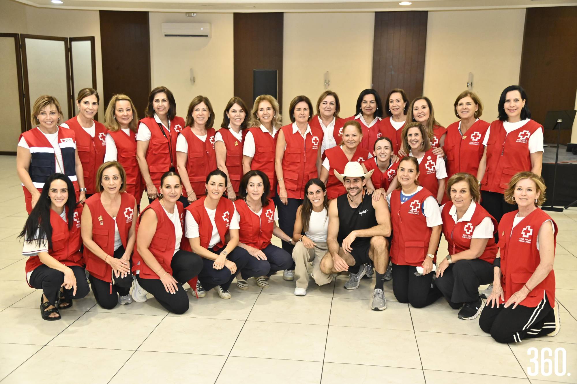 $!Grupo de Damas voluntarias de Cruz Roja Mexicana Delegación Saltillo acompañadas de Ale López y Germán Ruiz.