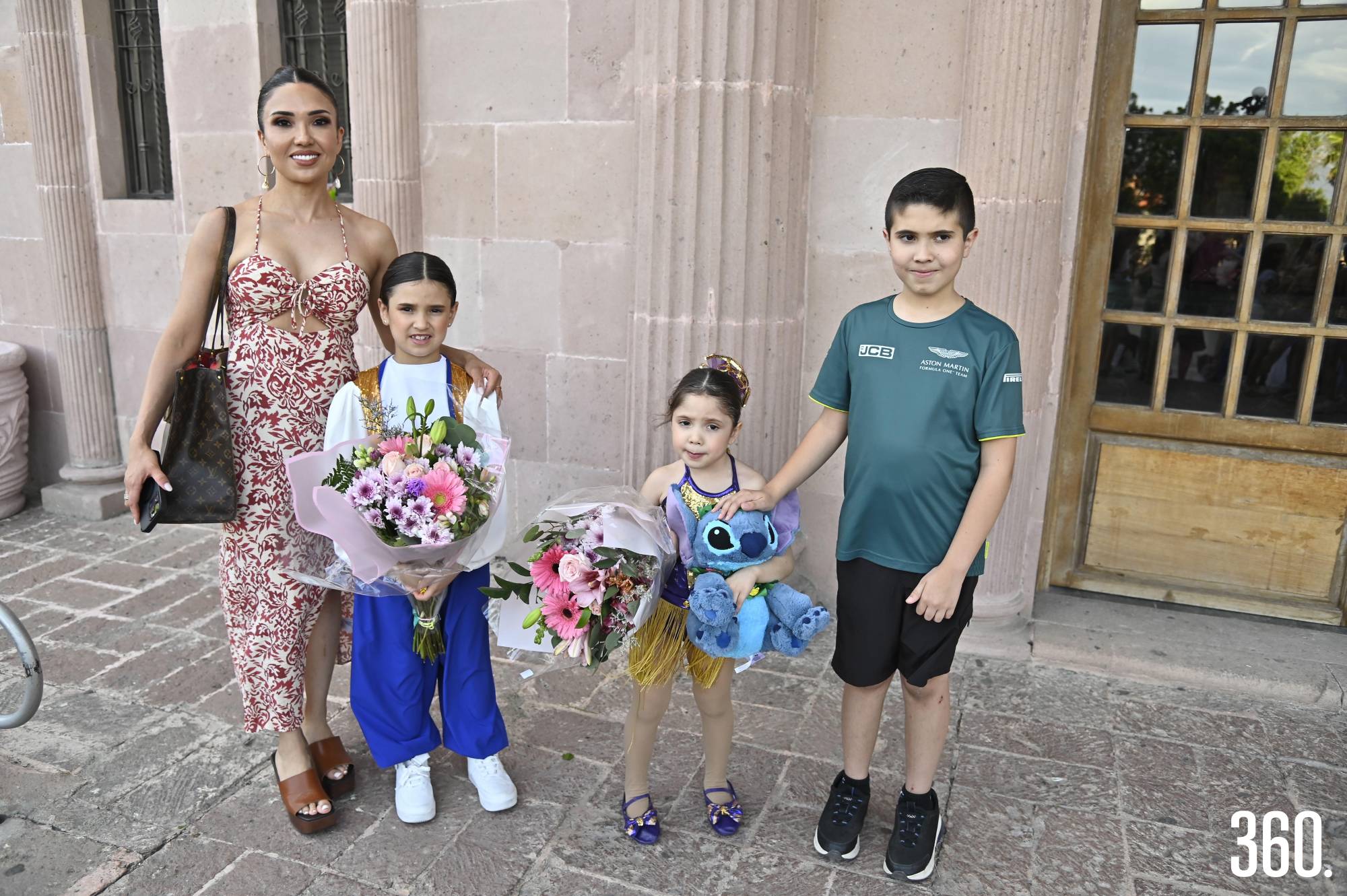 $!Nadia Perales con sus hijos Nadia, Carlota y Chava de las Fuentes Perales.