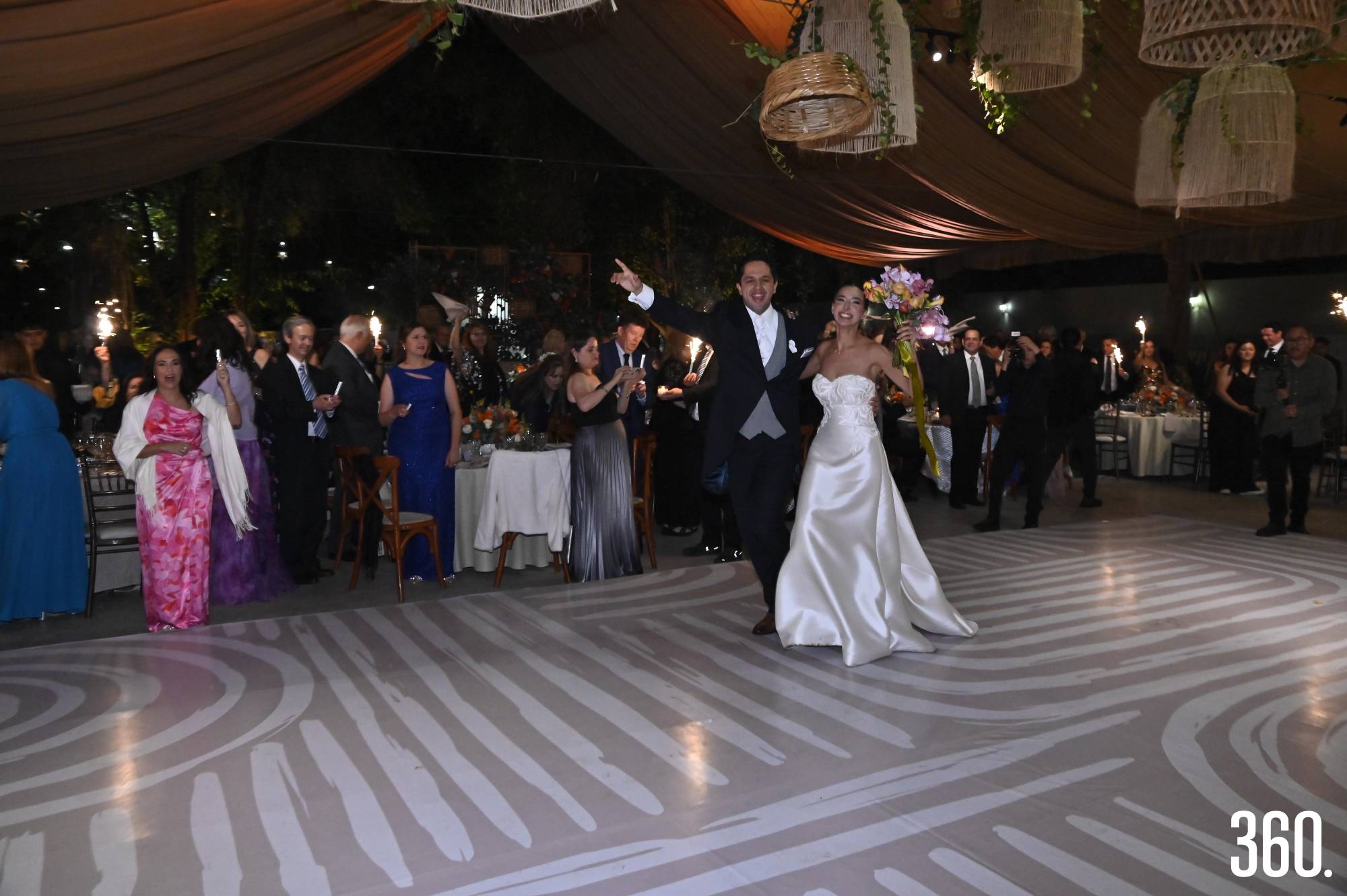 $!Los novios entraron a la pista de baile entre los gritos y aplausos de sus invitados.