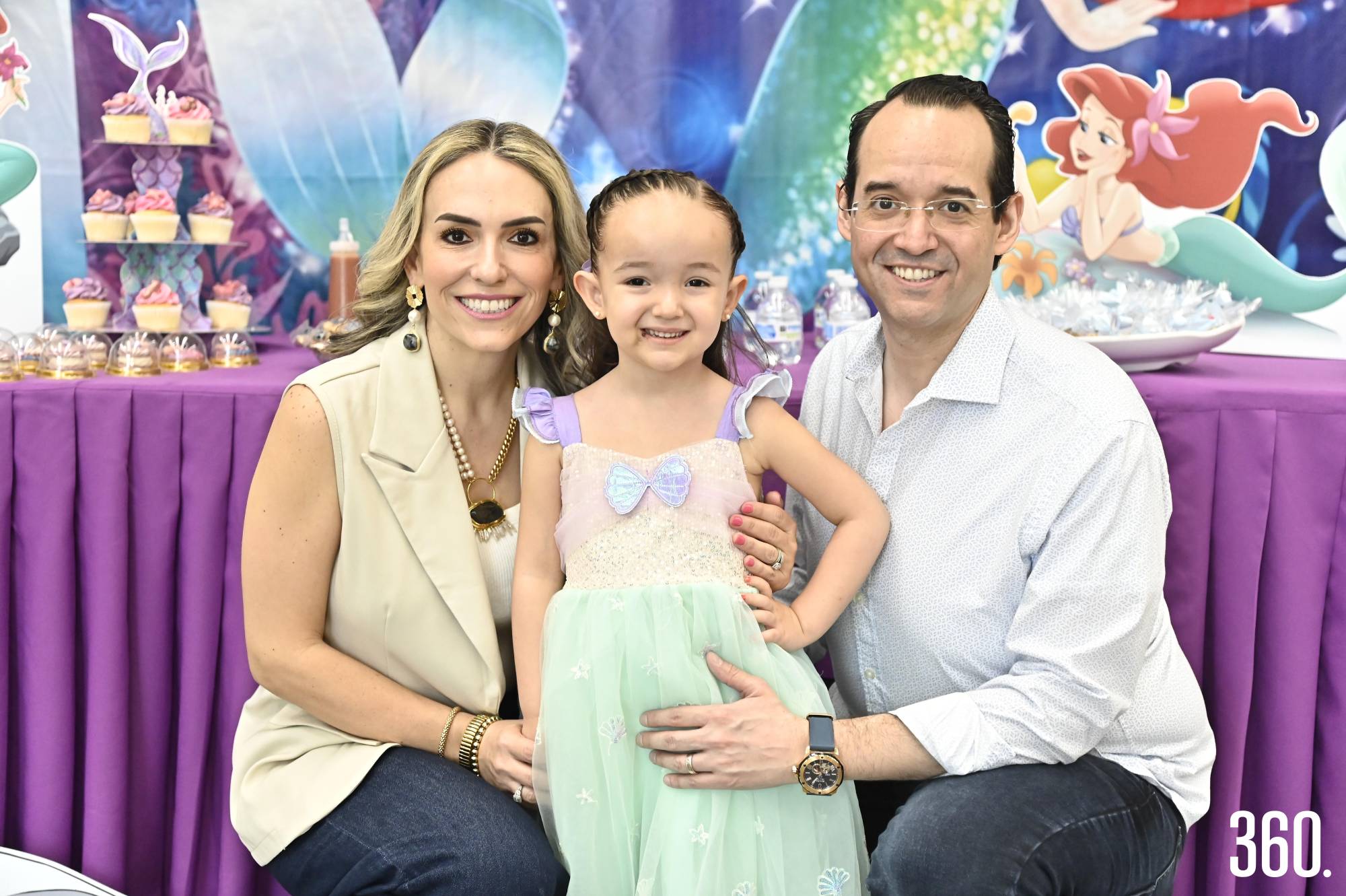 $!Eugenia con sus papás, María Inés Valdés y Javier Díaz.