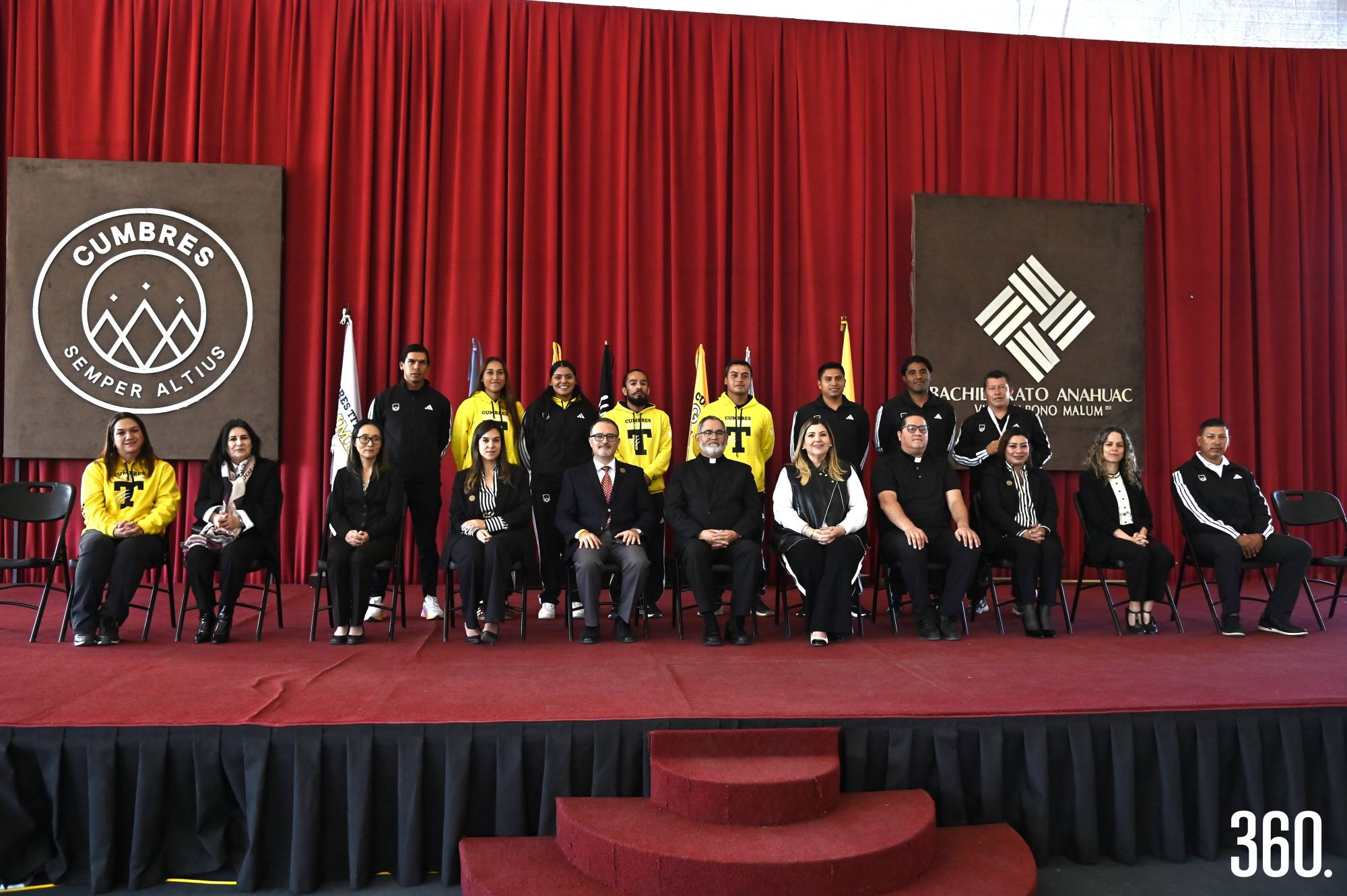 $!Autoridades acompañados del equipo de coaches.