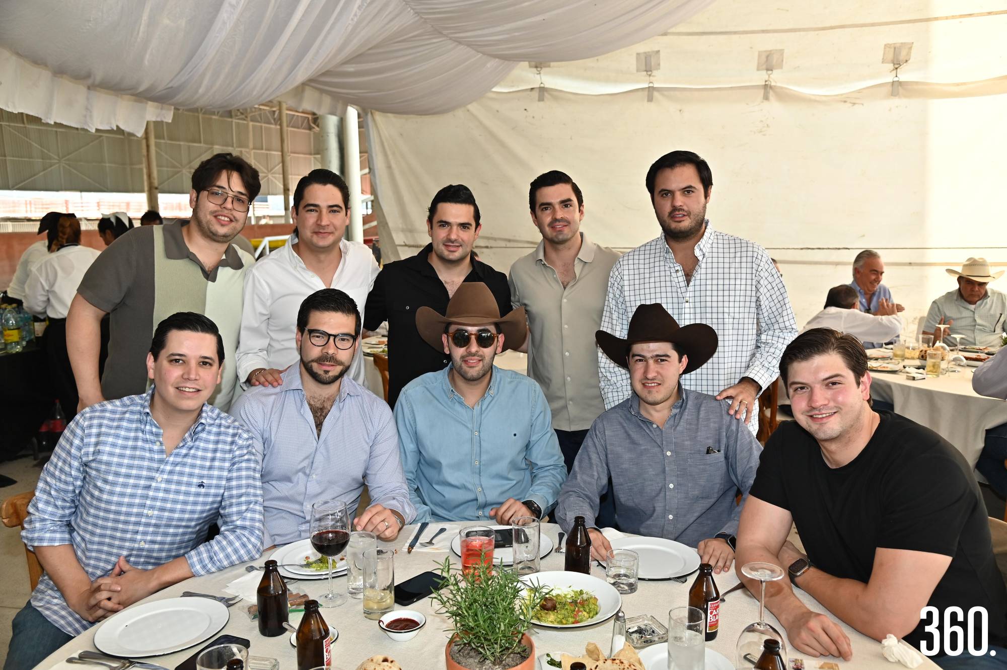 $!Leonardo con sus amigos.