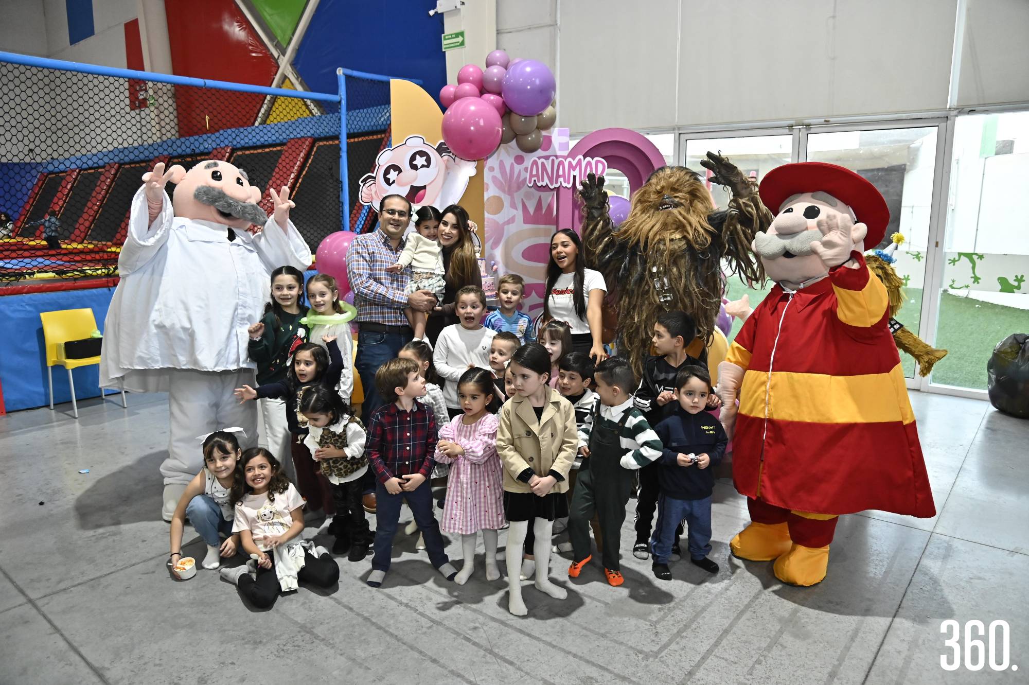 $!Anamar con amigos, amigas y familia.