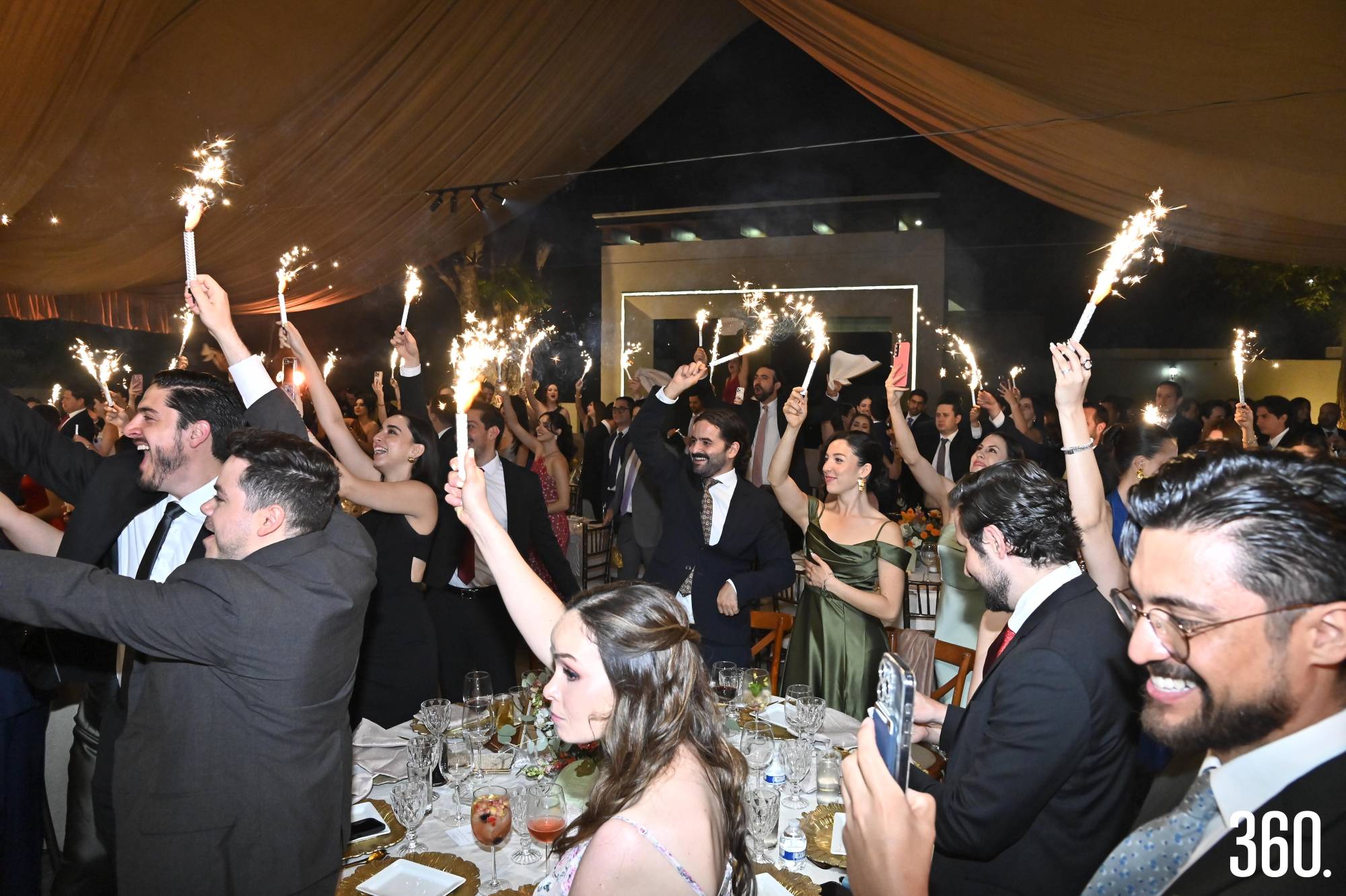 $!Los invitados recibieron a la pareja con luces de bengala.