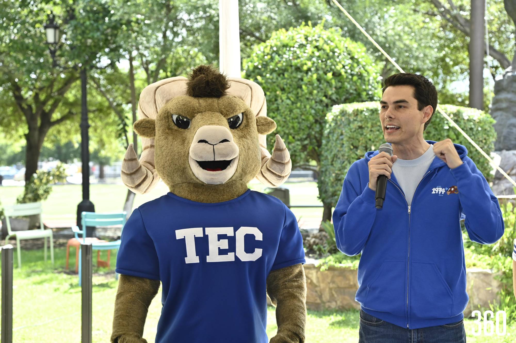 $!Teus y Adrián González Zambrano, director del Tec de Monterrey Campus Saltillo.