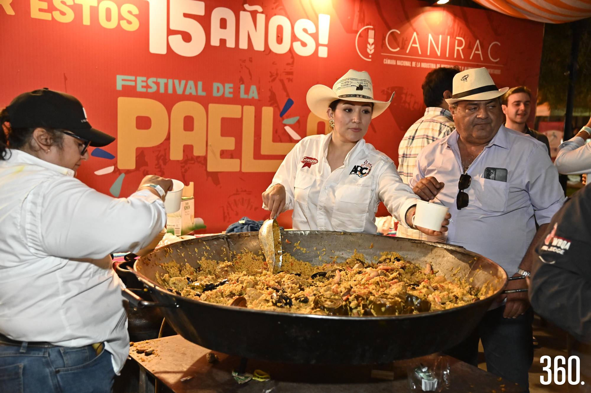 $!Los asistentes degustaron diversas paellas.