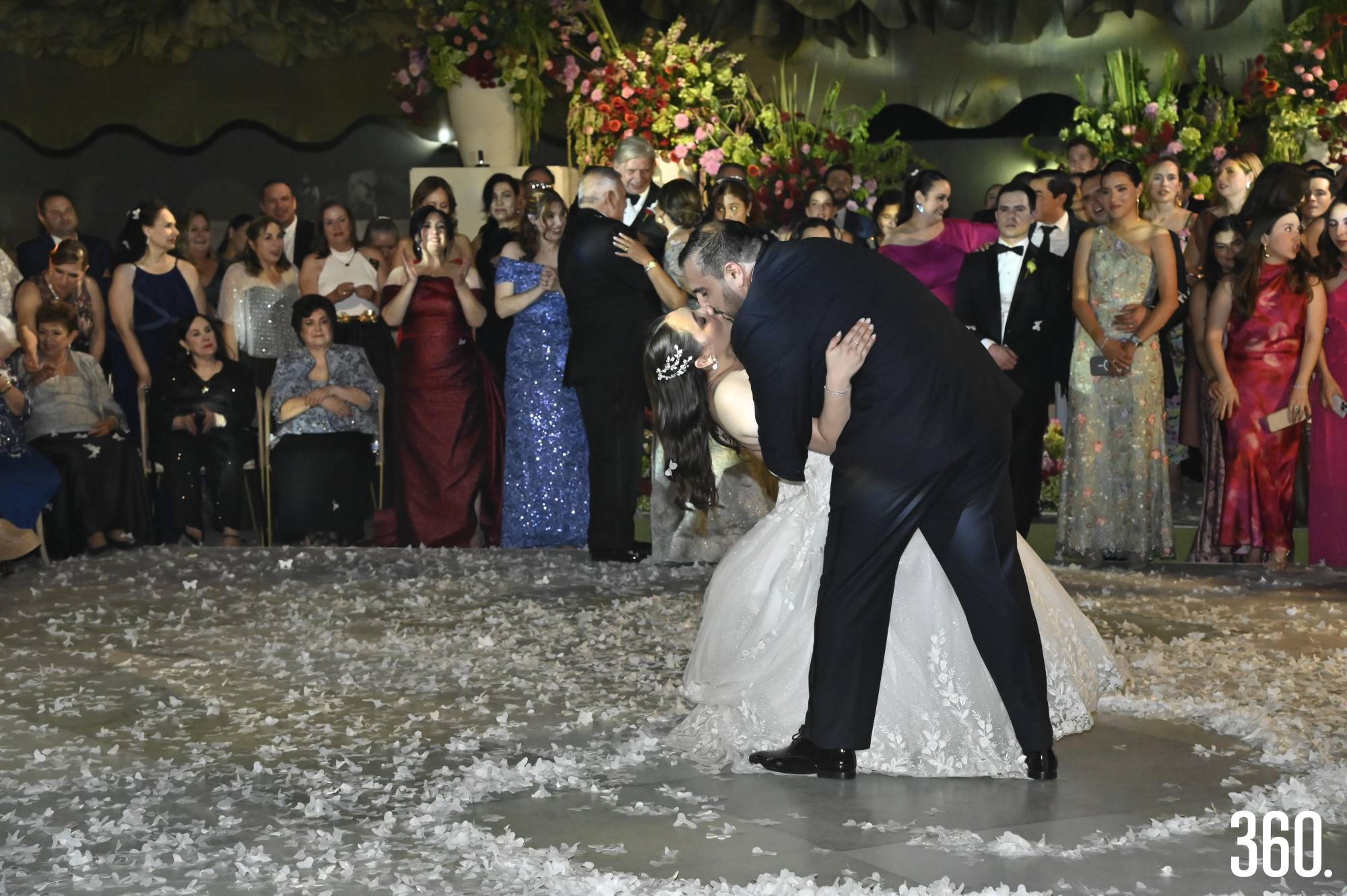$!Los recién casados en su primer baile.