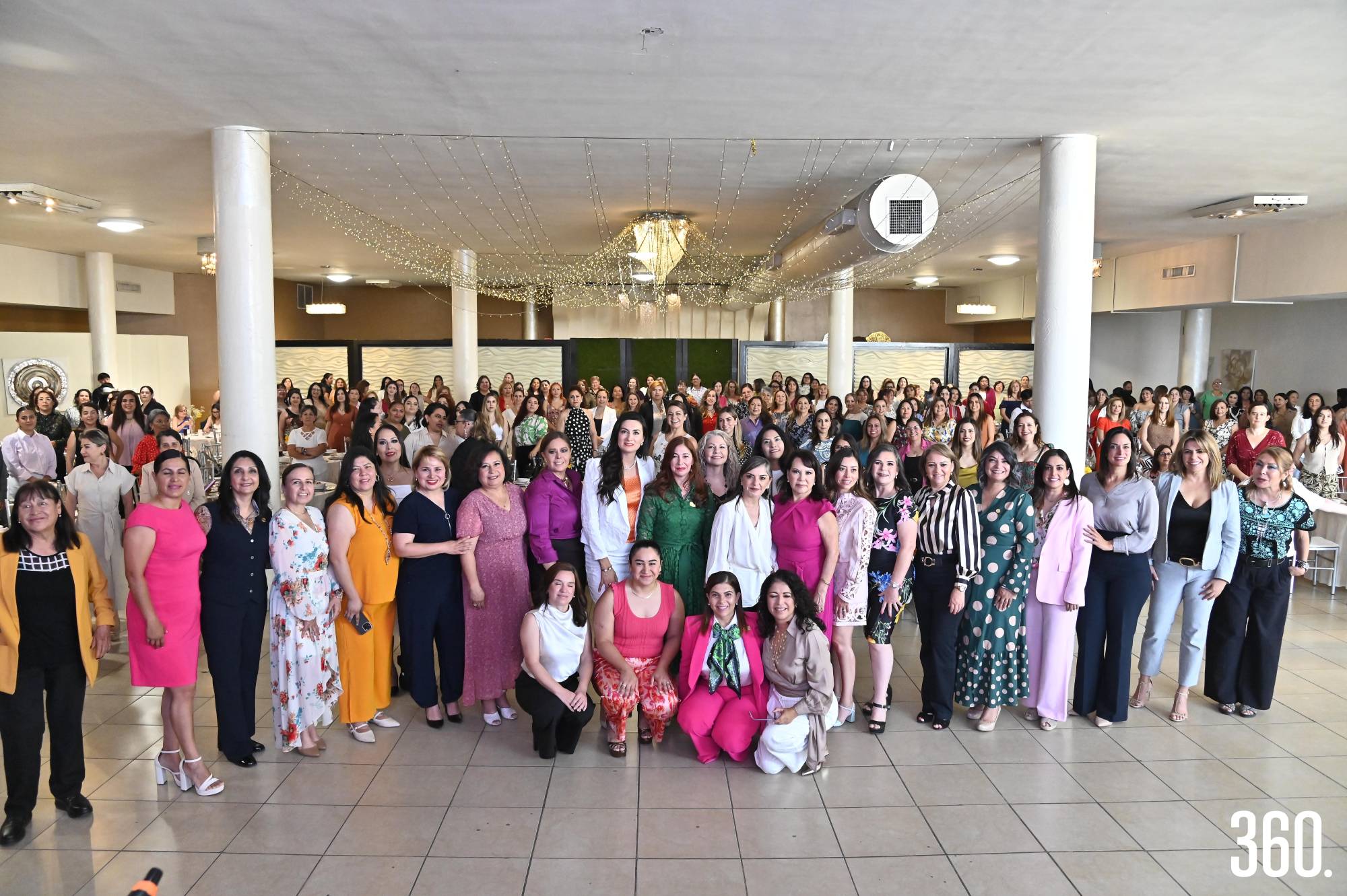 $!Foto oficial con las asistentes.