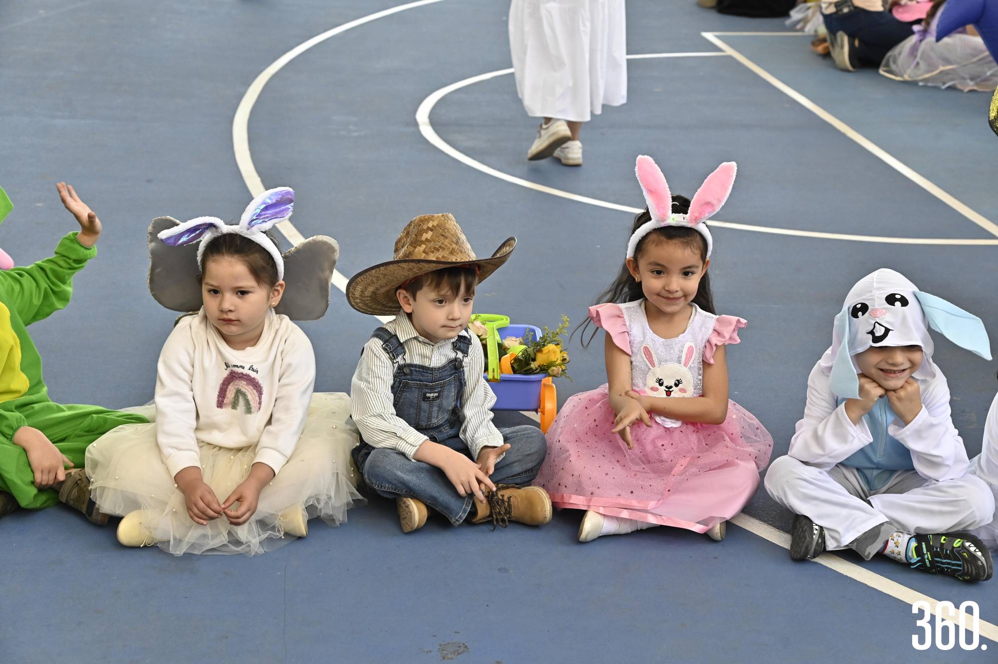 $!Dos niñas desfilaron junto a sus compañeros, llenando de ternura la primavera.