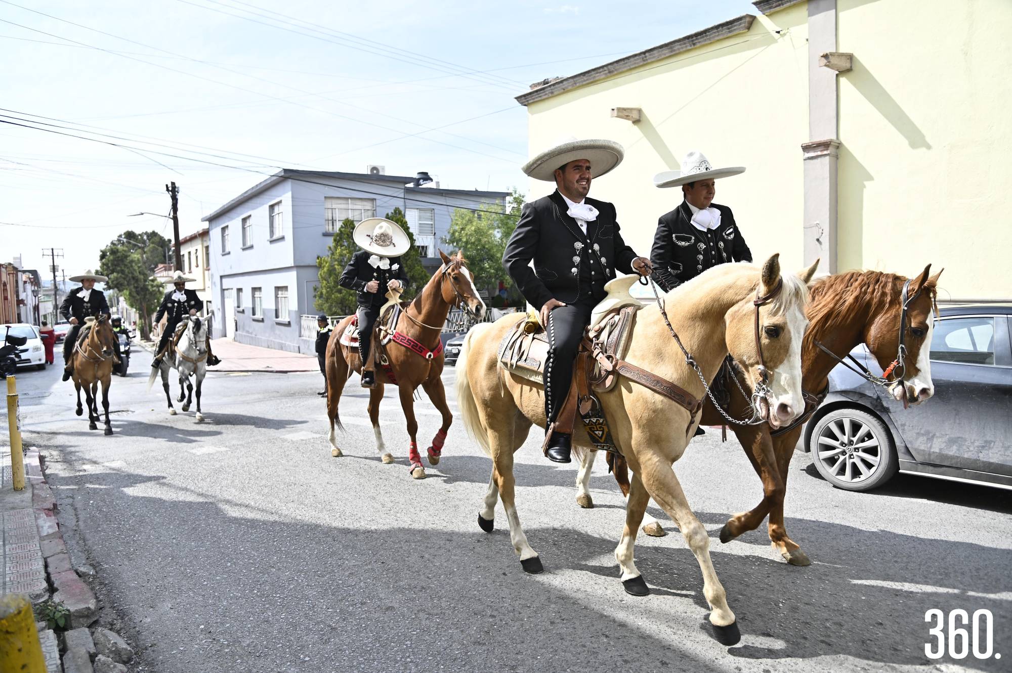 $!Siguiendo la tradición algunos invitados llegaron a caballo y vistiendo traje charro.