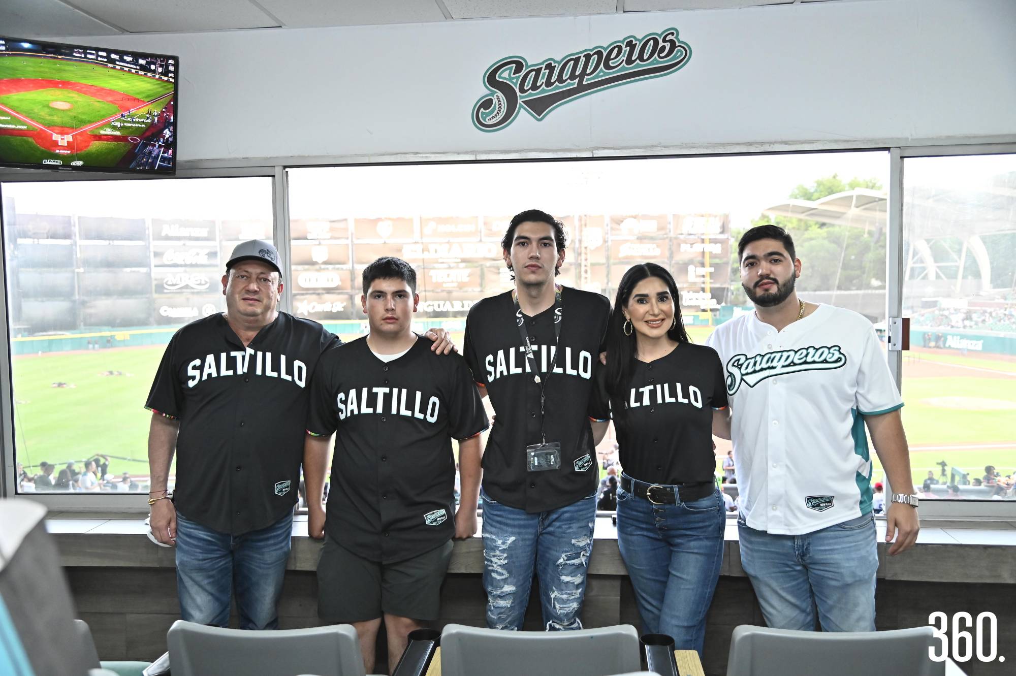 $!Salomón, Elías y Carlos Flores, Ana Eliza Lozano y Salomón Flores.