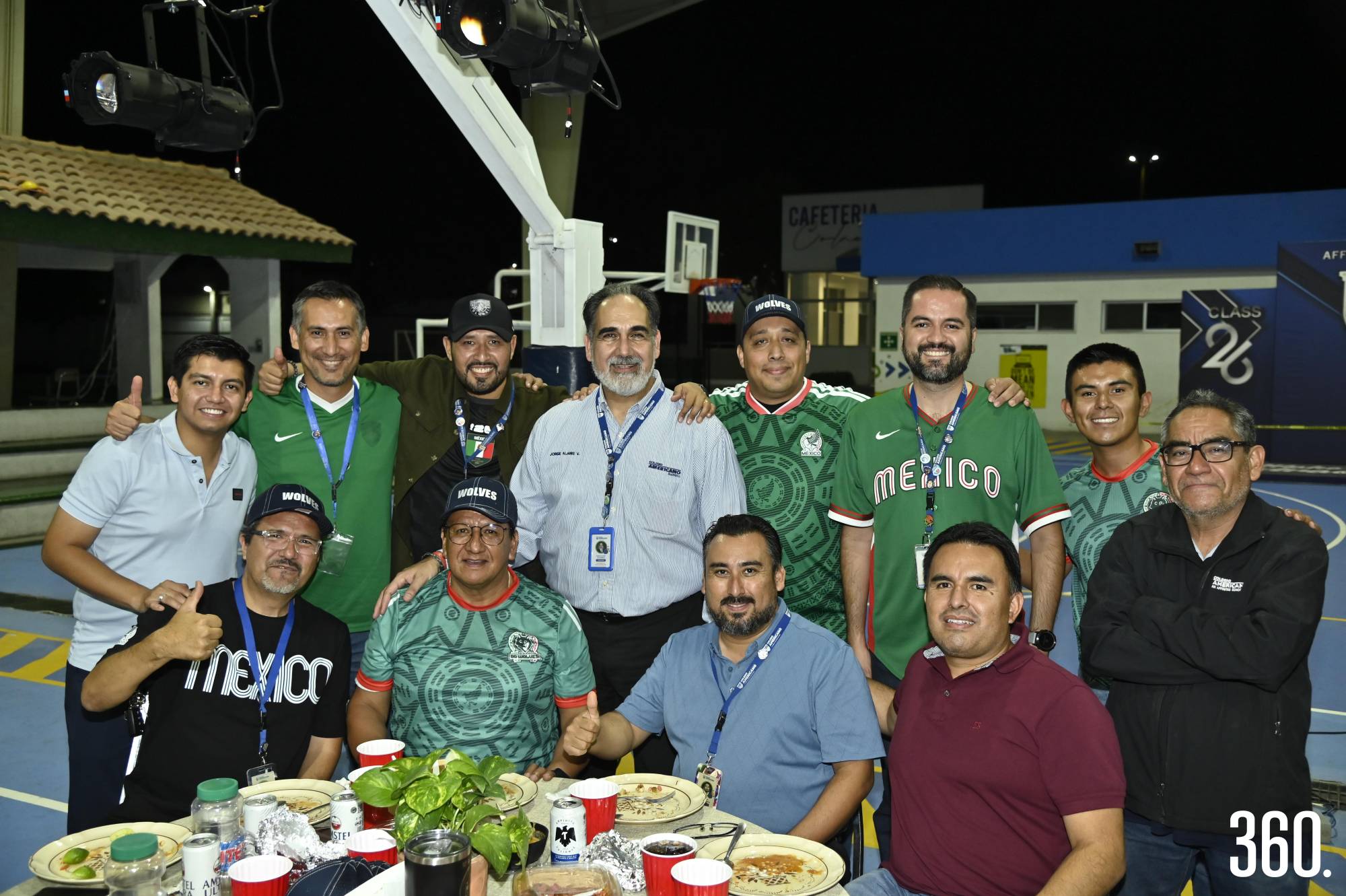 $!Jorge Alanís junto a un grupo de papás que celebraron a lo grande su día.