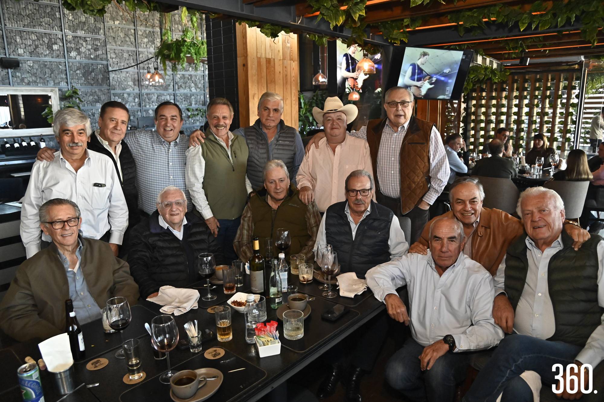 $!Héctor de la Fuente Rodríguez con sus amigos.