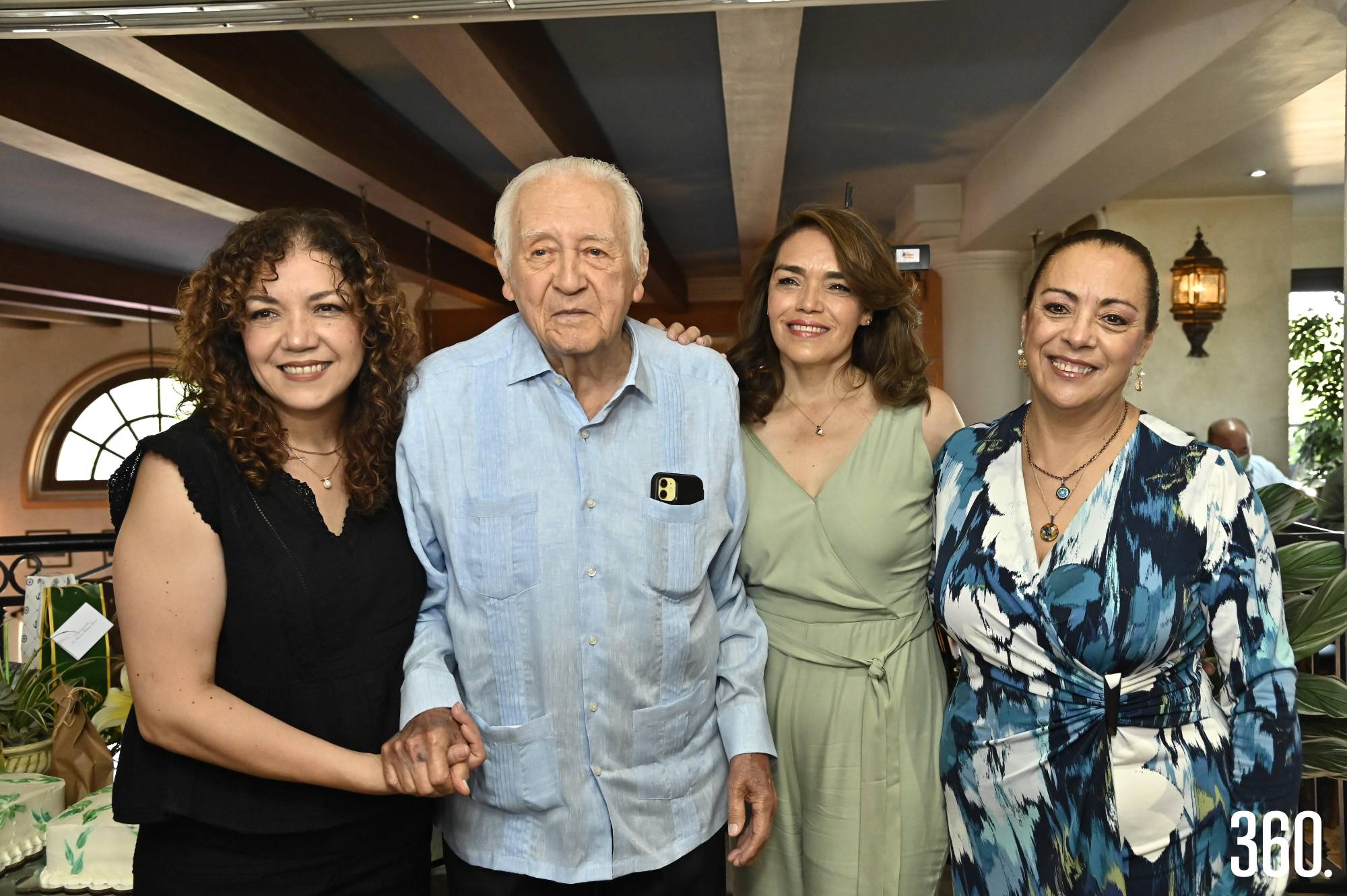 $!Don Arturo con sus hijas Aurora, Alejandra y Luz Elena Berrueto.