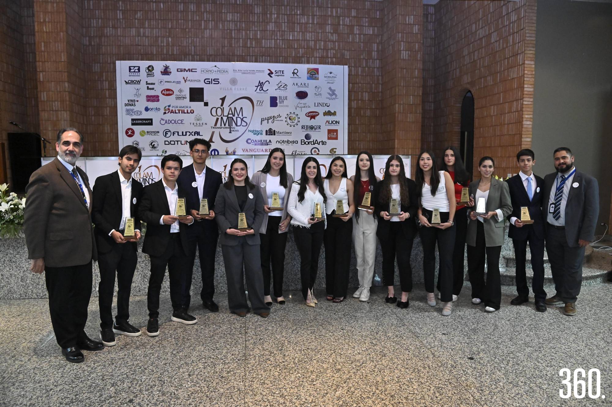 $!Comité organizador coordinado por la maestra Sofía Arizpe y sus alumnos Rodrigo Anzures, Regina Ávila, Alexandra Chávez, Giuliana Fuentes, Regina García, Rodrigo José González, José Rodolfo Martínez, Julia Saldana, Gladys Alejandra Torre, Eduardo Treviño, Paloma Valdés y Renata Vázquez, acompañados por Jorge Alanís director del COLAM y Benito Gaytán, director de High School.