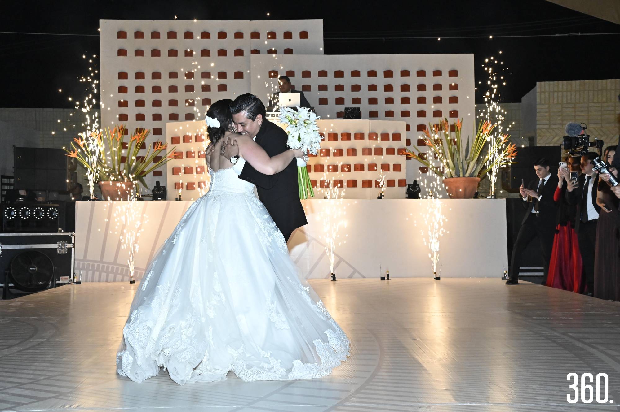 $!Los recién casados en su primer baile.