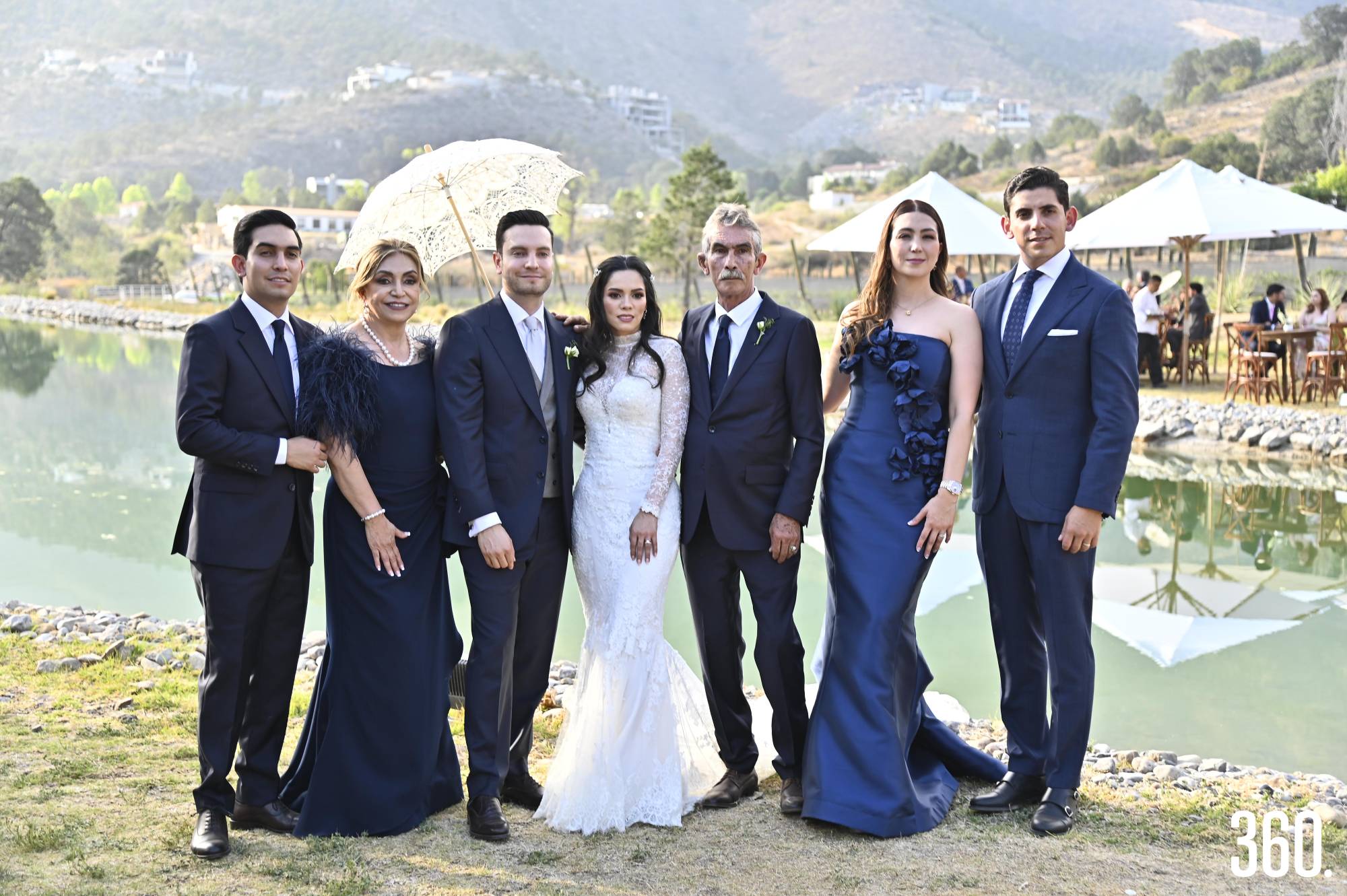 $!Los recién casados con la familia del novio.