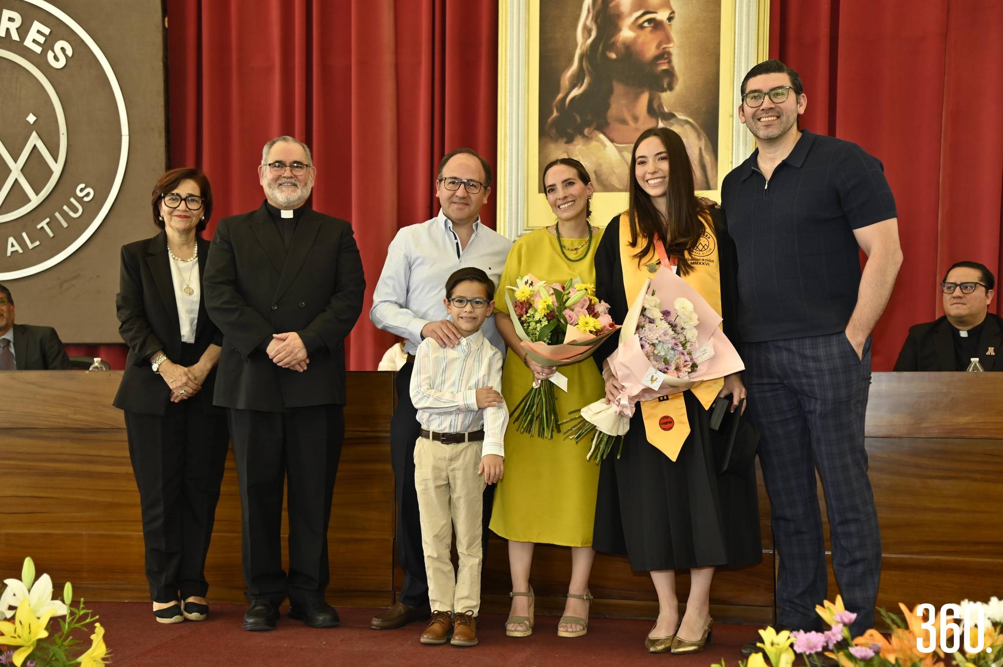$!Ganadora de la medalla y galardón Semper Altius, Greta Santoyo Espinoza acompañada de su familia y directivos.