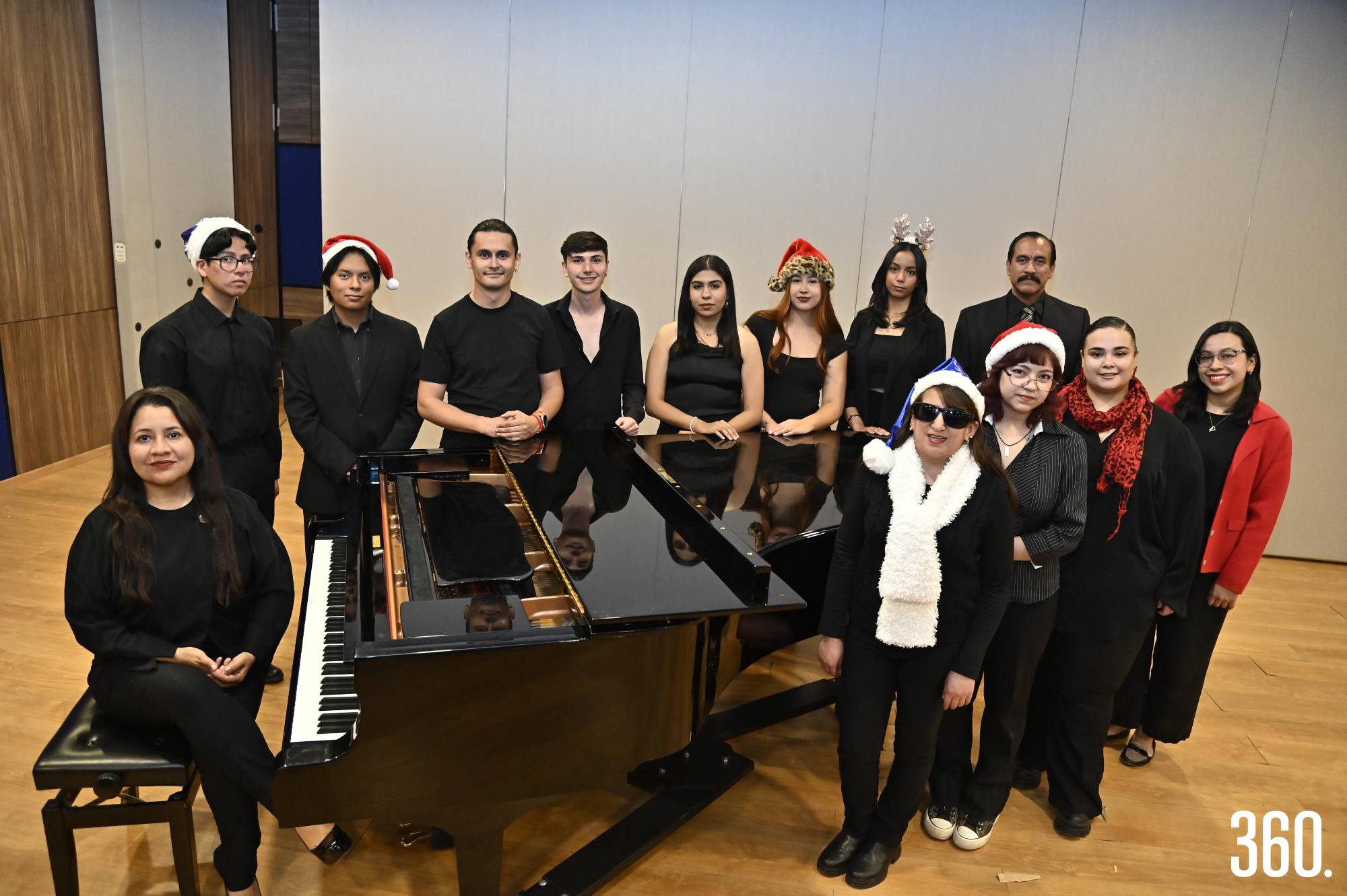 $!El Coro de Cámara durante su preparación para la Gira de Asistencia Social.