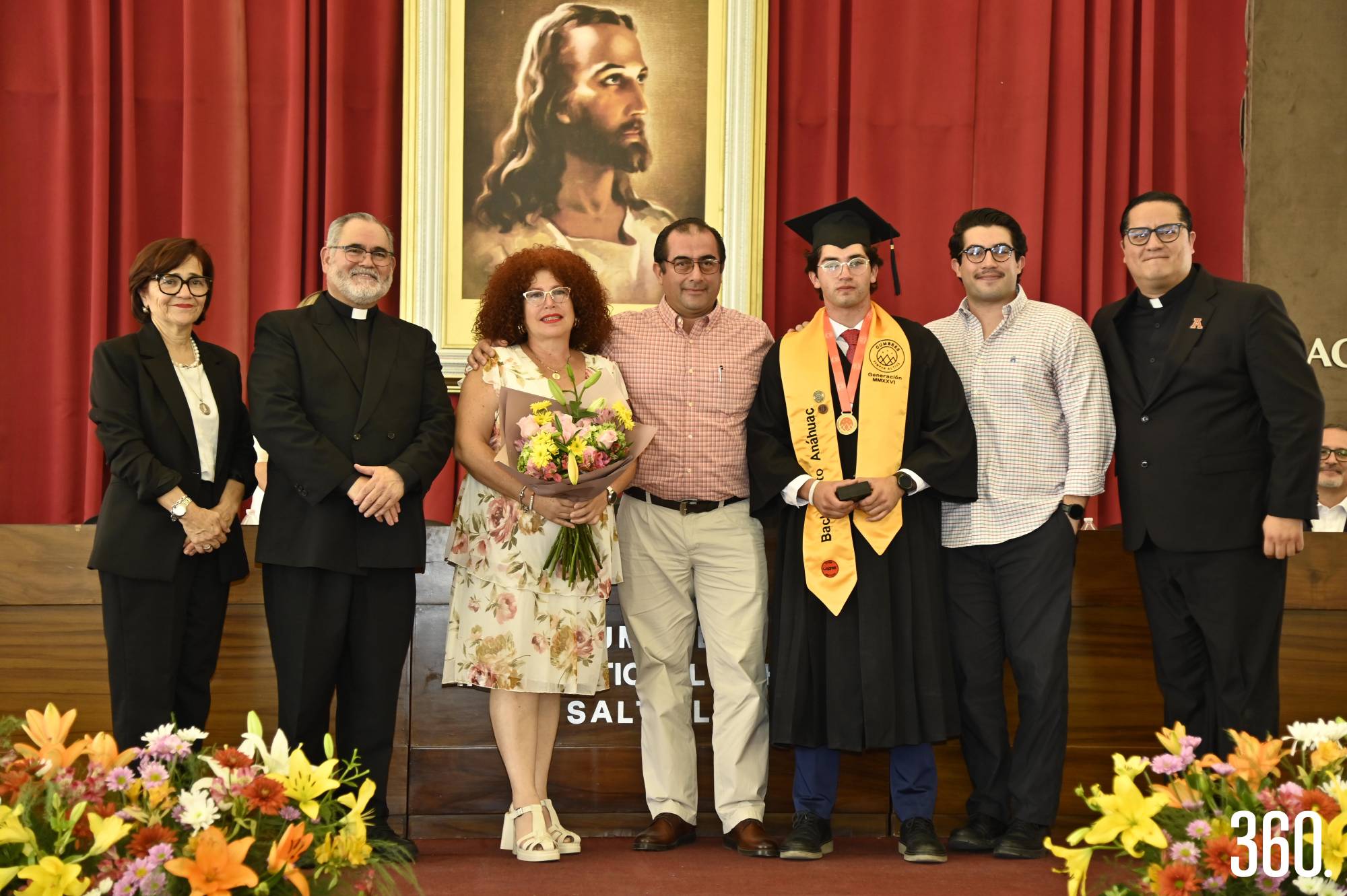 $!Ganador de la medalla y galardón Semper Altius, Aldo Merino Valdés acompañado de su familia y de los directivos.