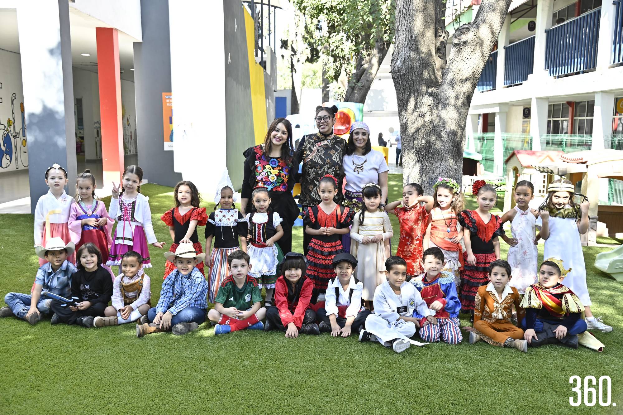 $!Mis Adriana Valdés, Miss Paulina Molina y Mis Gaby Santoscoy con su grupo de 3 A.