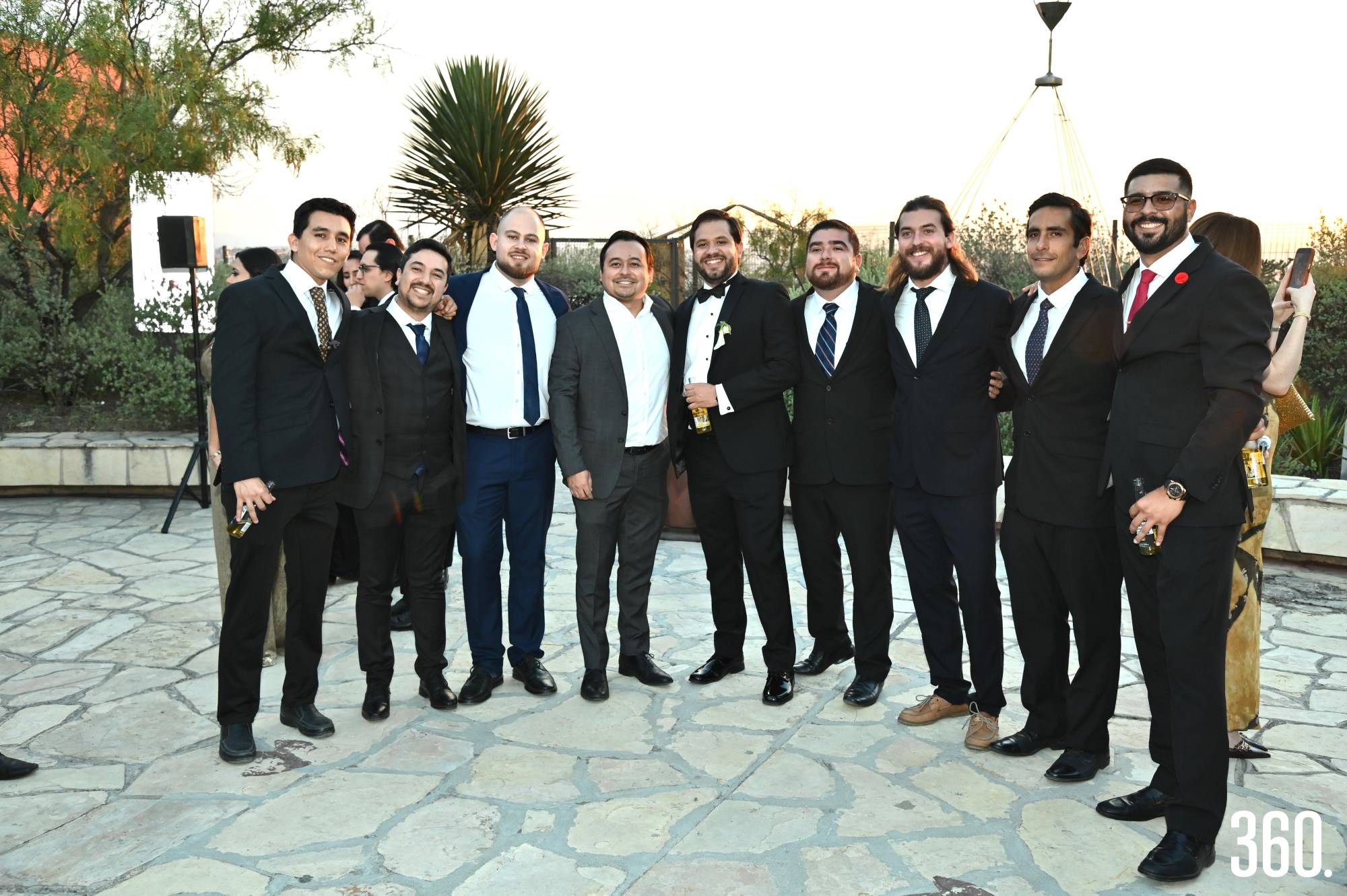 $!Ricardo con sus amigos.