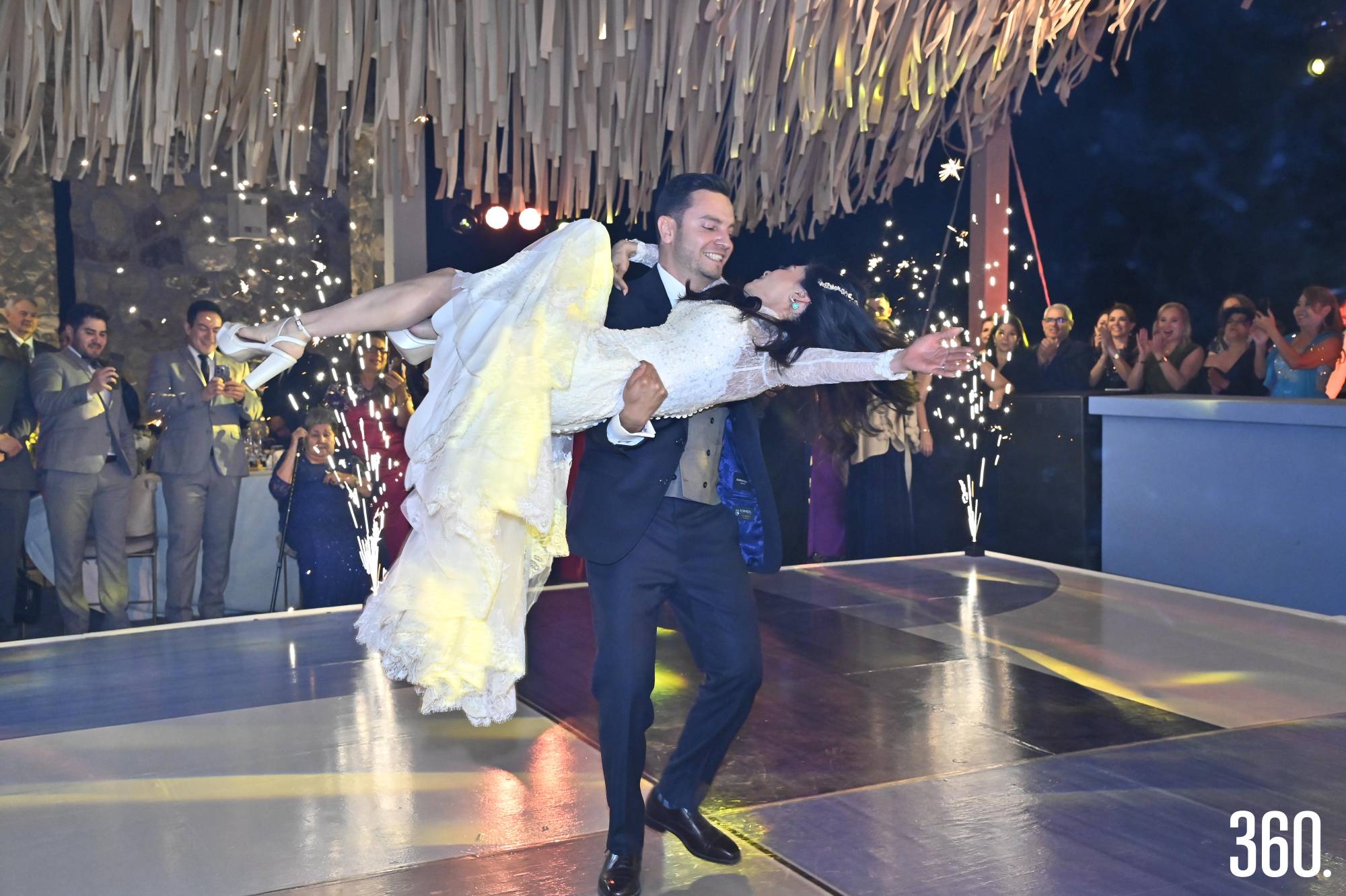 $!Los novios durante su primer baile como esposos.