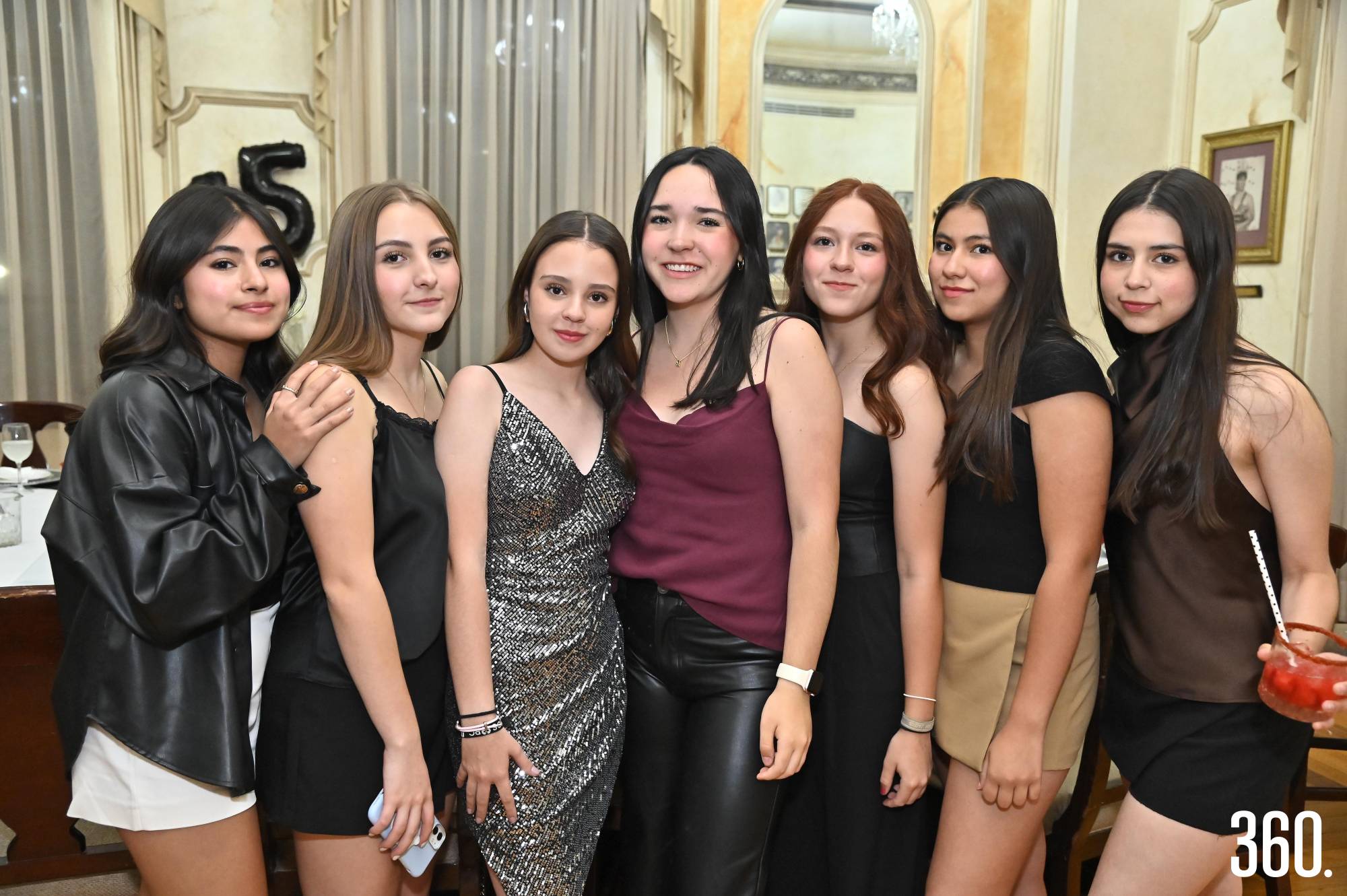 $!La festejada con Regina Medrano, Shadid Alfaro, Andrea Carrillo, Renatta Dyer, Luisa Juangorena y Regina Medrano.