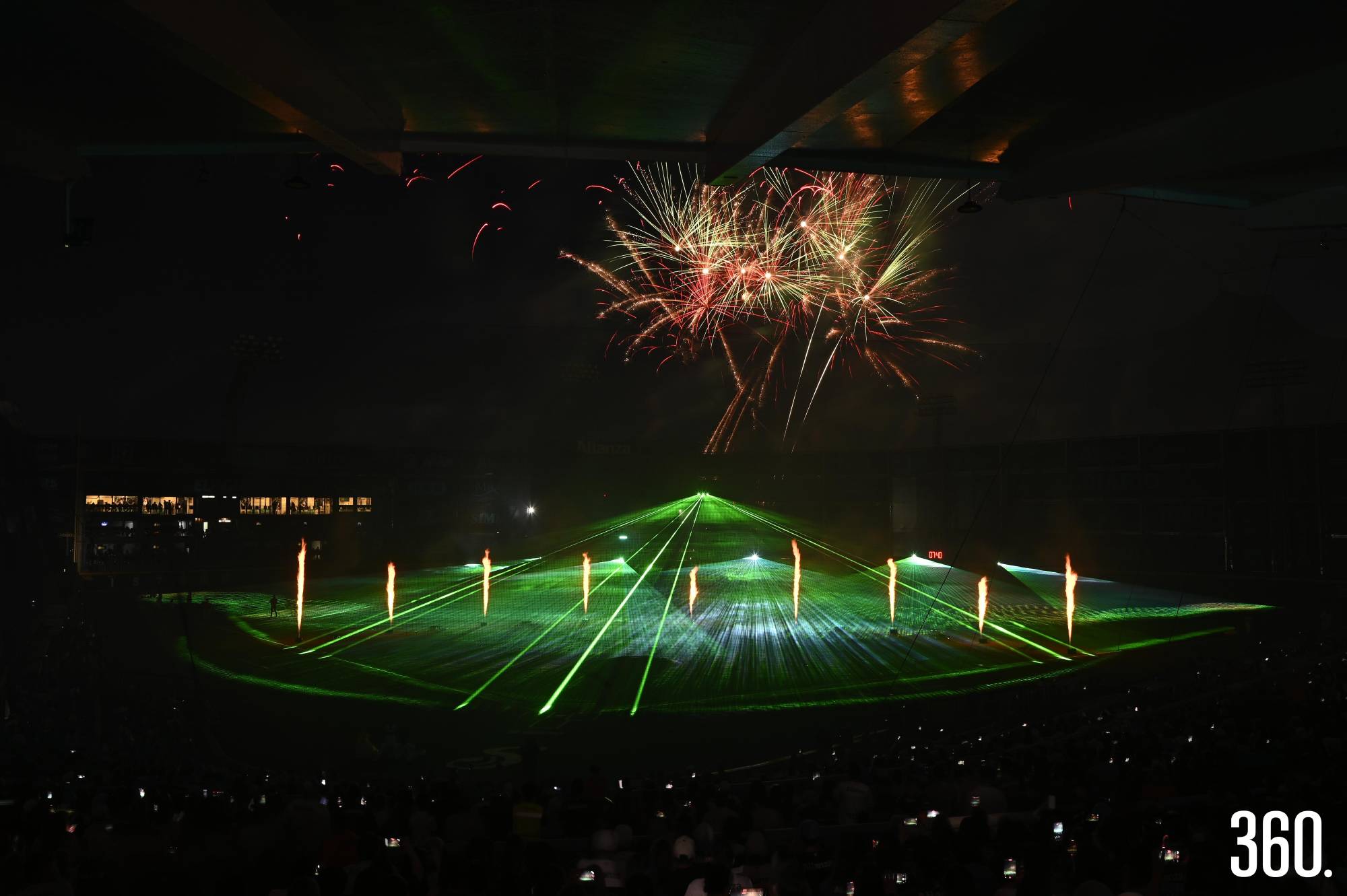 $!El cielo se enciende y el juego de luces marca el inicio.