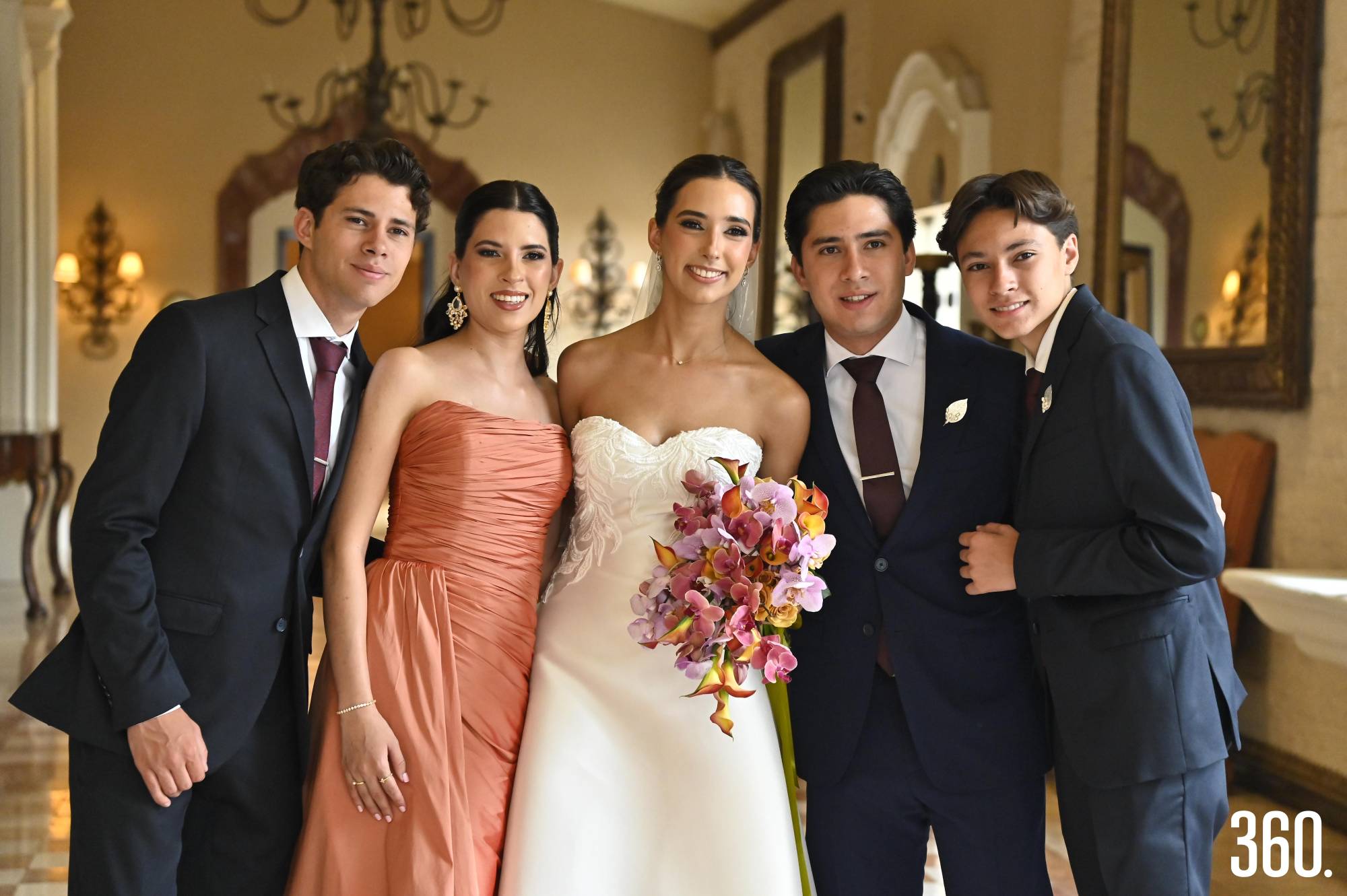 $!La novia con su familia.