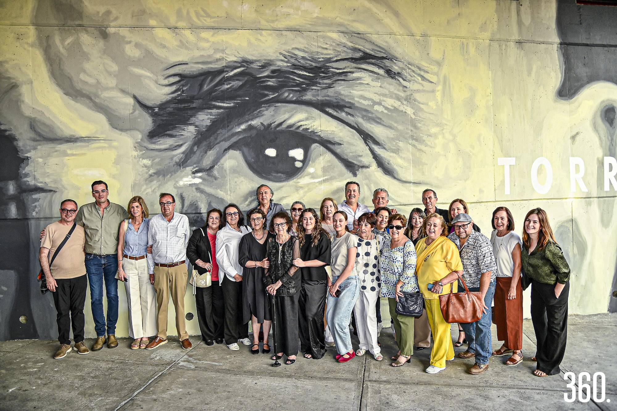 $!Familiares y asistentes a la inauguración del mural.