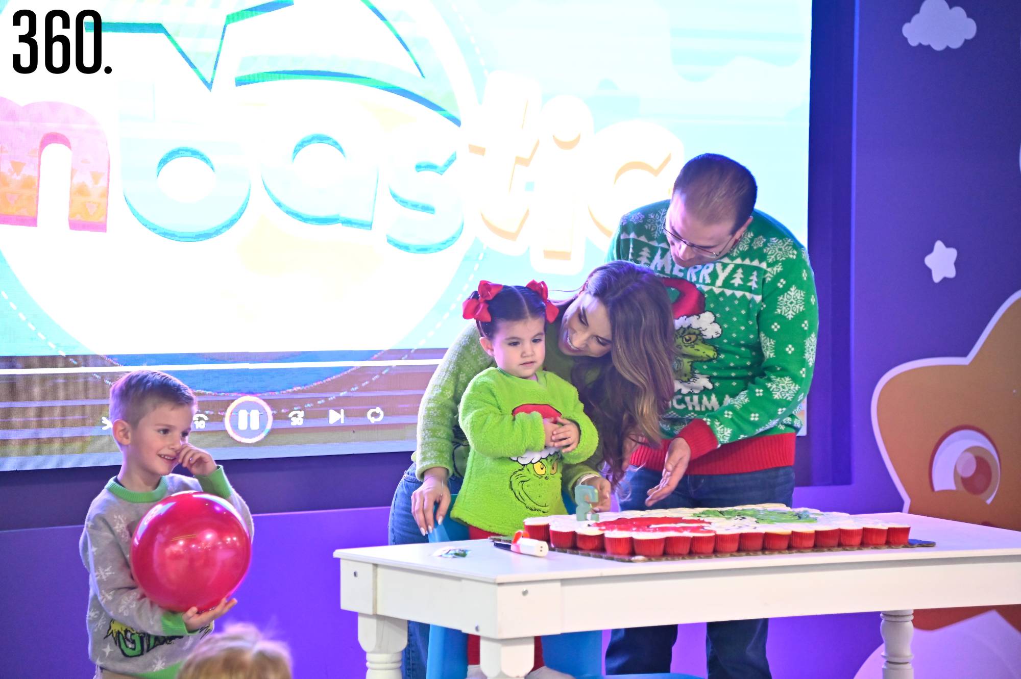 $!La festejada con su pastel.