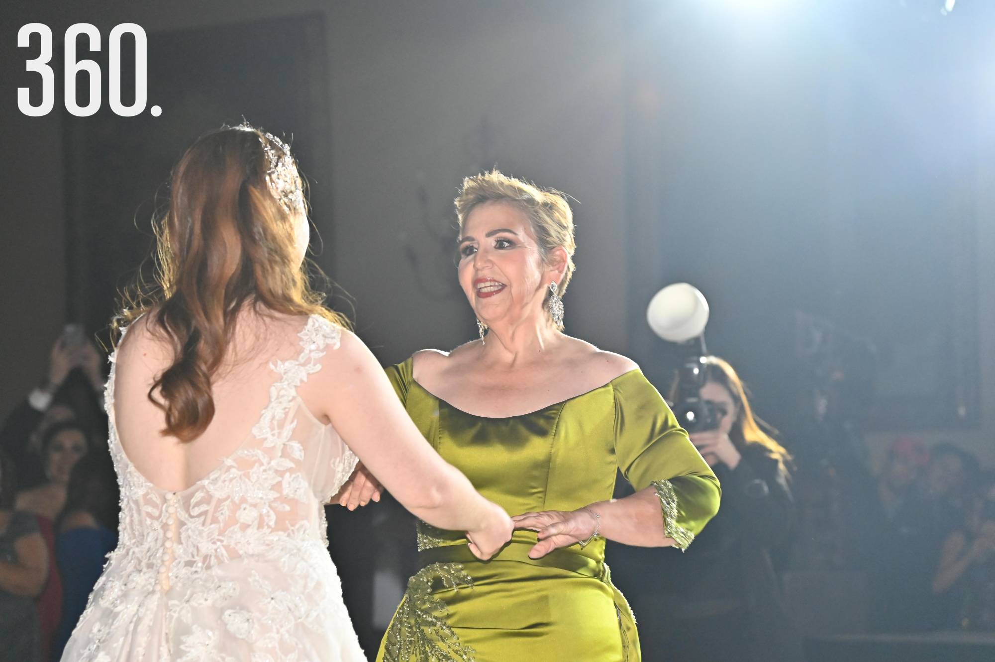 $!Aurora Villarreal bailó con su hija María Fernanda.