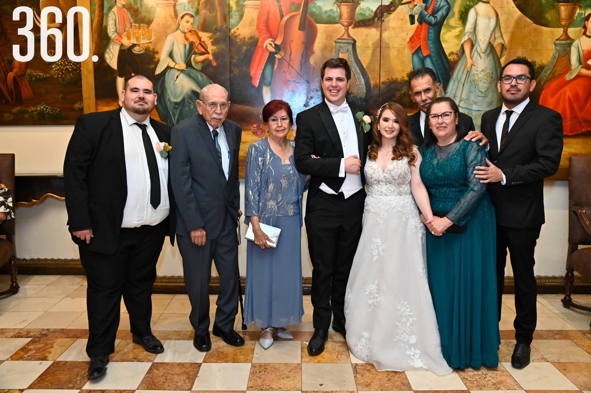 $!Los novios con Mauricio Villarreal, Guadalupe Pequeño, Guillermina Reyes, Hilario Ramírez, Socorro Castillo de Ramírez y Eduardo Ramírez.