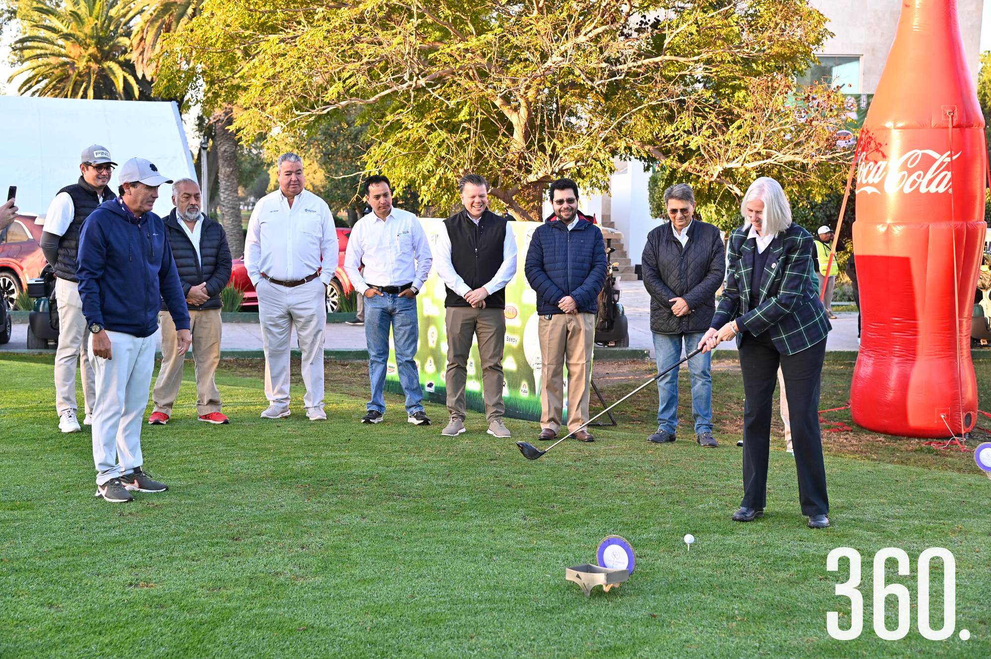 $!Rita Fishburn hizo el primer tiro del torneo anual de golf.