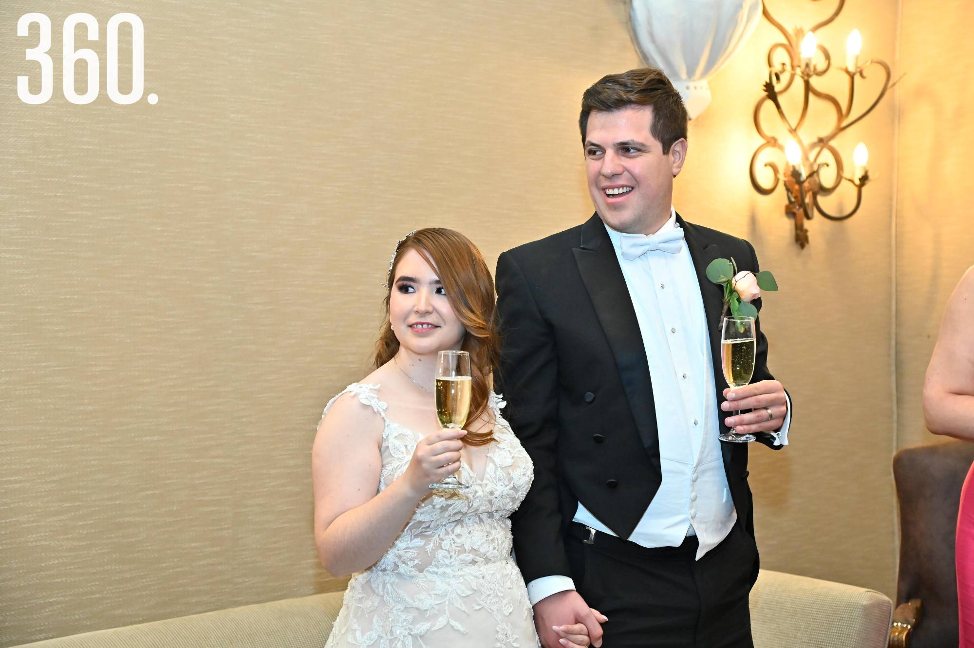 $!Los novios en el brindis.