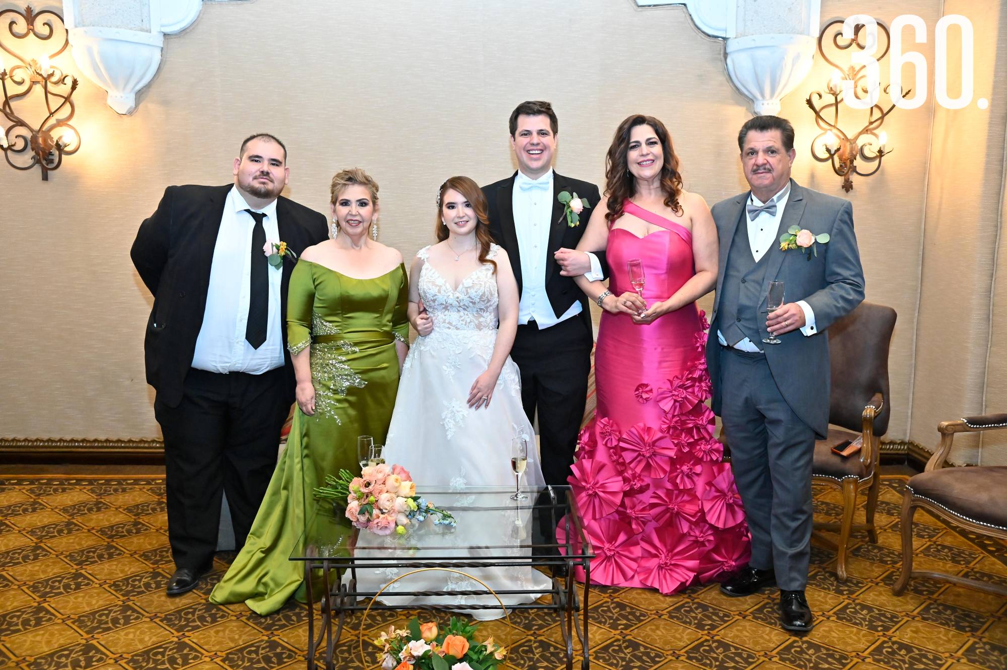 $!Los novios con Mauricio y Aurora Villarreal, Beatriz Siller y Alejandro de las Fuentes.