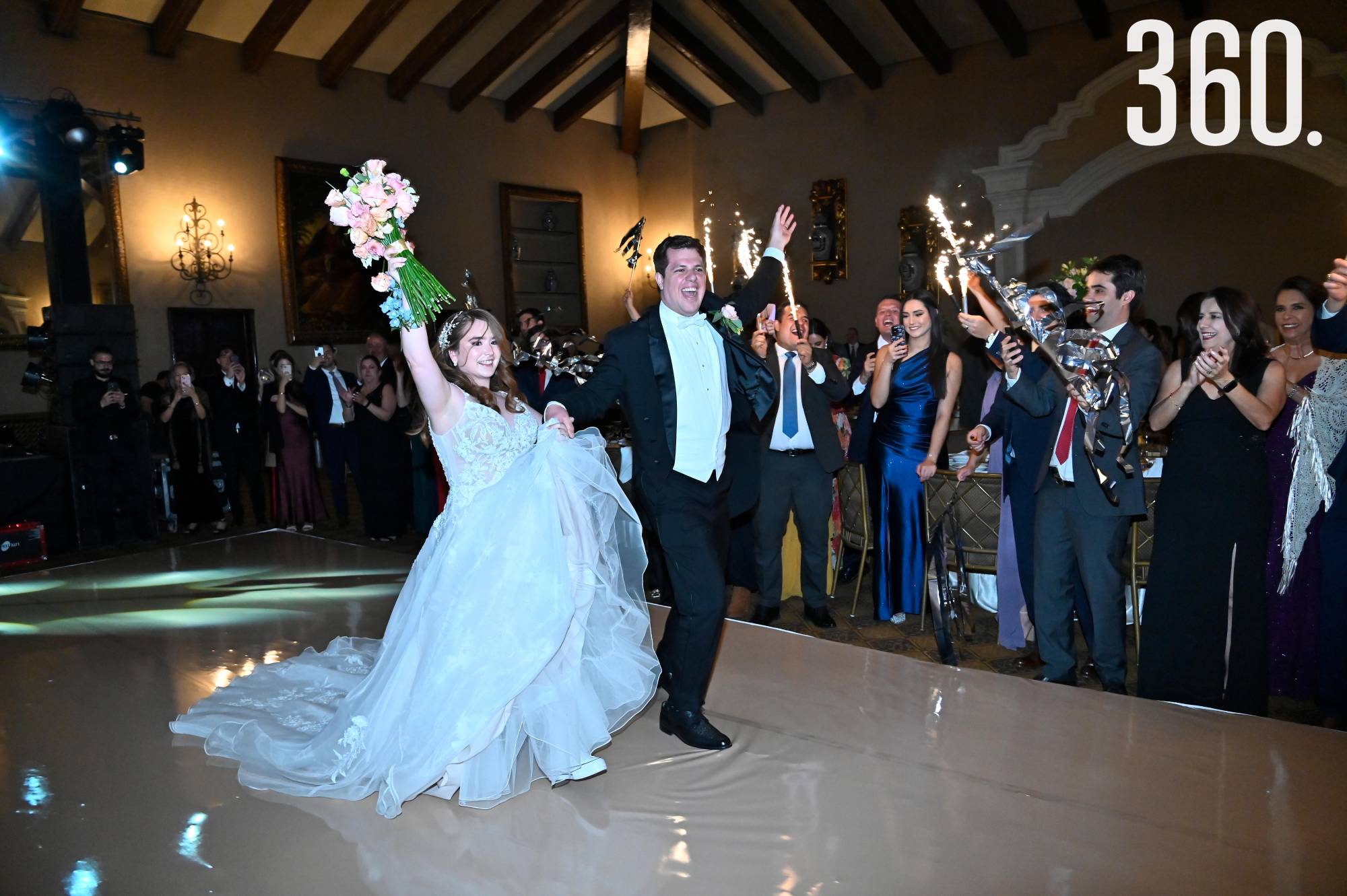 $!La entrada de los novios a la pista.